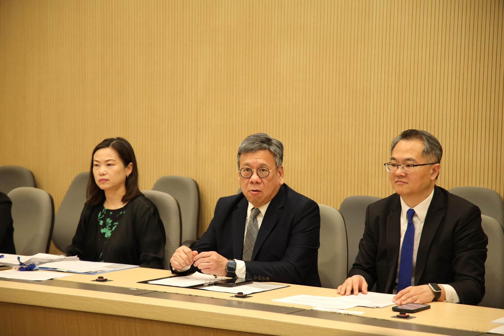 就美国宣布向香港产品加征所谓对等关税，商务及经济发展局局长丘应桦（中）今日（四月十日）与受关税影响较大的业界（包括珠宝、纺织及制衣、食品及铝材业）代表会面，听取他们对事件的意见及商讨应对措施。商务及经济发展局常任秘书长黄少珠（左）和工业贸易署署长廖广翔（右）亦有出席。