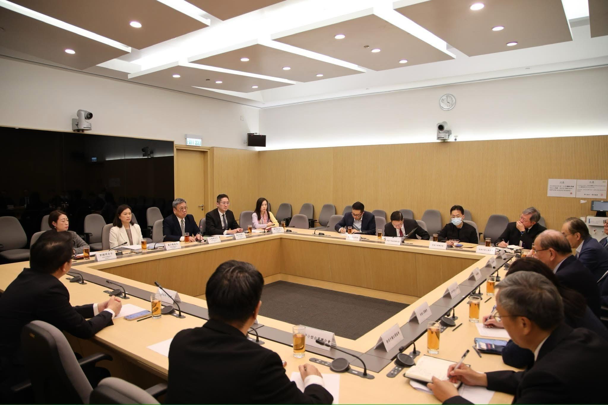 就美国宣布向香港产品加征所谓对等关税，商务及经济发展局局长丘应桦（左三）星期一（四月七日）与本地主要商会及中小企业商会代表会面，听取业界对事件的意见及商讨应对措施。