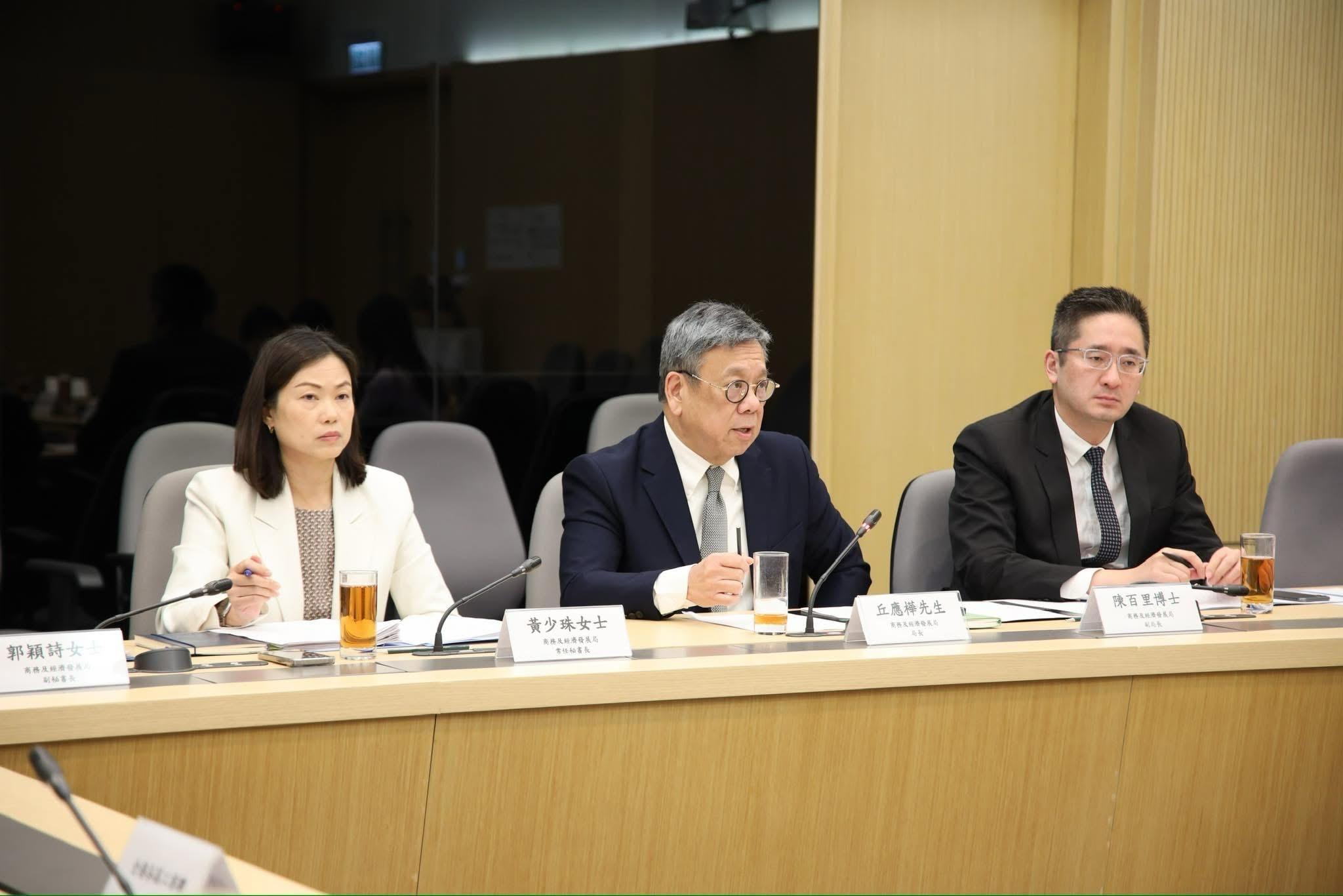 就美国宣布向香港产品加征所谓对等关税，商务及经济发展局局长丘应桦（中）星期一（四月七日）与本地主要商会及中小企业商会代表会面，听取业界对事件的意见及商讨应对措施。商务及经济发展局常任秘书长黄少珠（左）和商务及经济发展局副局长陈百里博士（右）亦有出席。