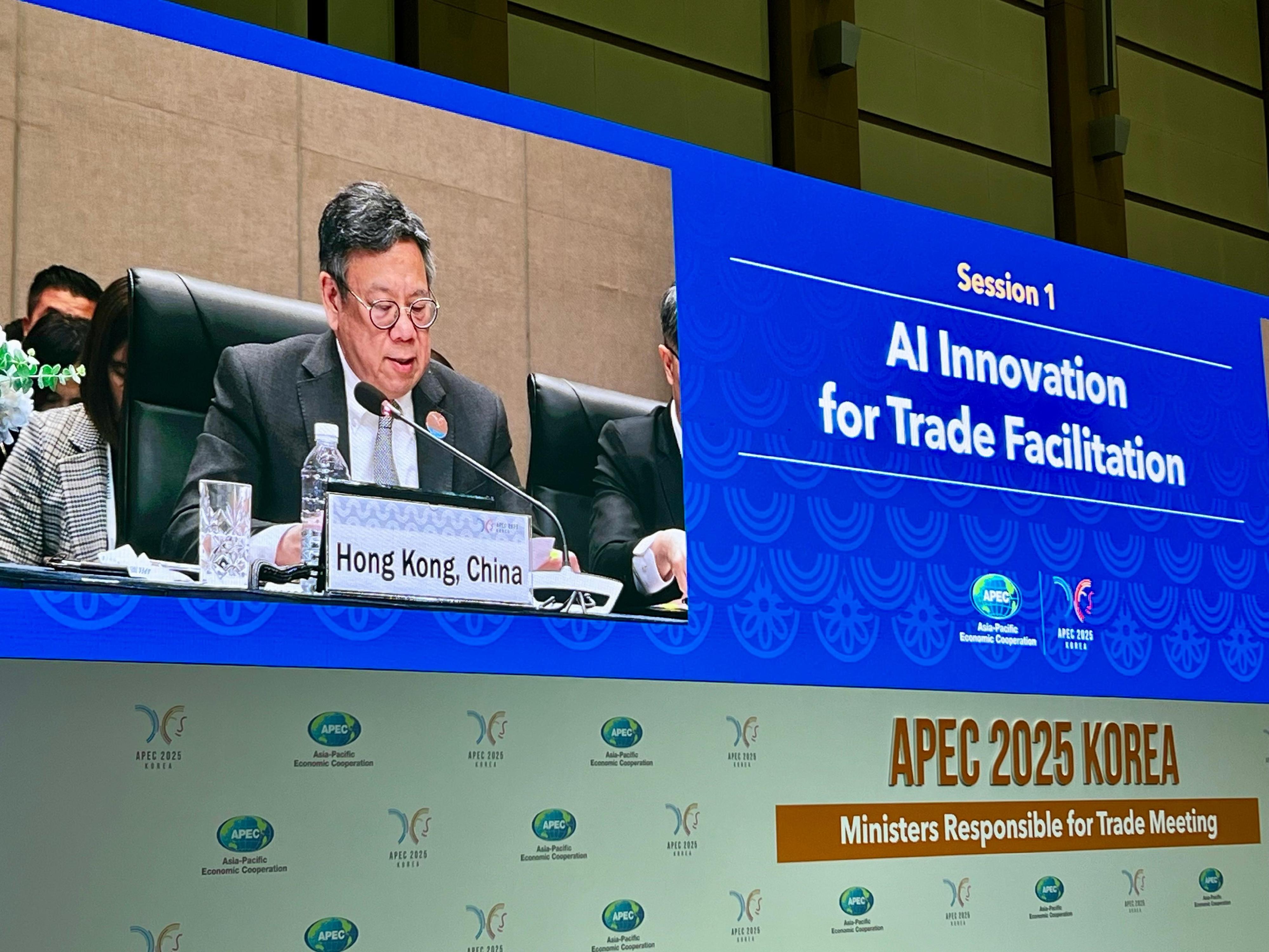 The Secretary for Commerce and Economic Development, Mr Algernon Yau, speaks at a discussion session entitled "AI Innovation for Trade Facilitation" at the Asia-Pacific Economic Cooperation Ministers Responsible for Trade Meeting in Jeju, Korea, today (May 15).
