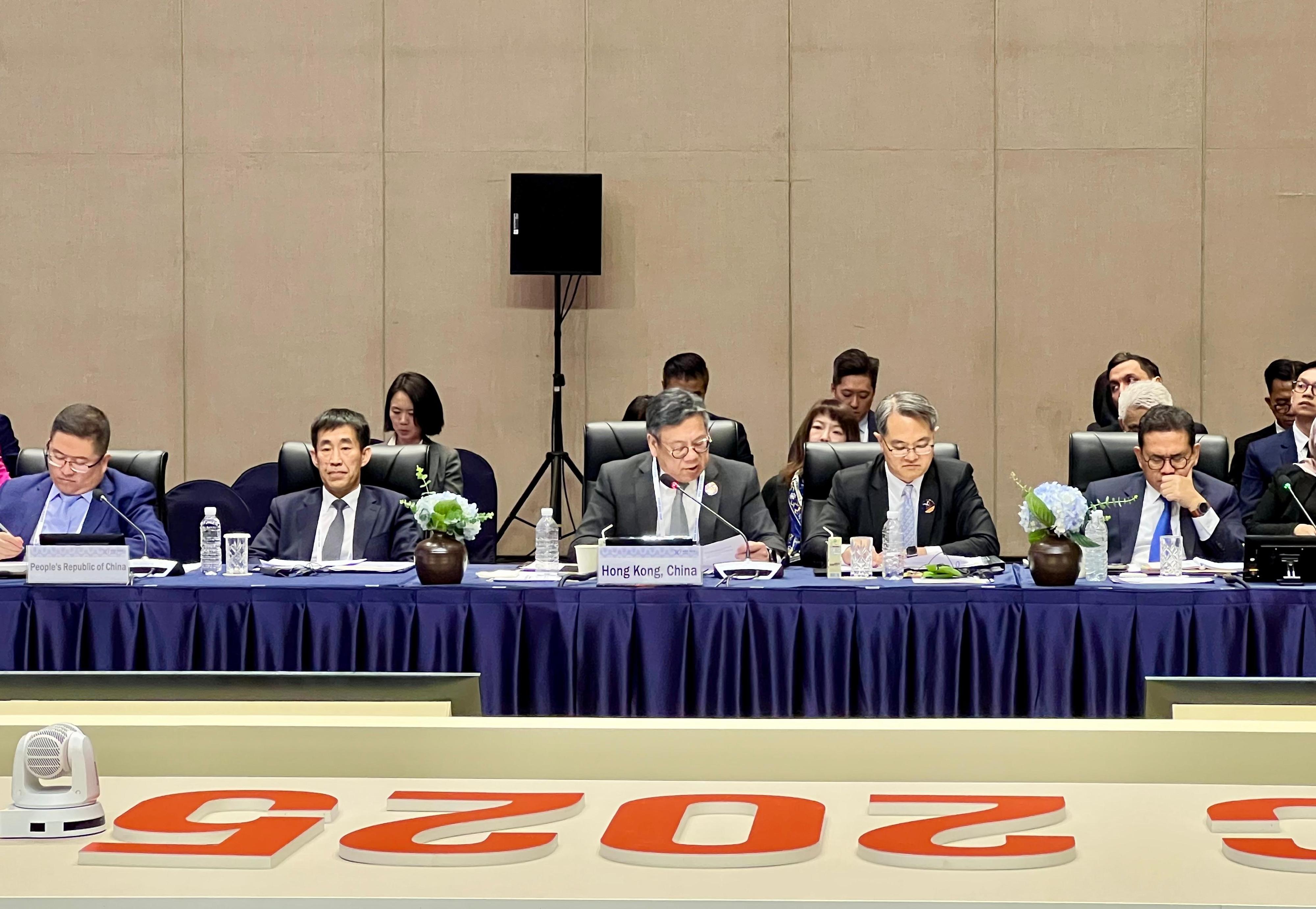 The Secretary for Commerce and Economic Development, Mr Algernon Yau (front row, centre), speaks at a discussion session entitled "Connectivity through Multilateral Trading System" at the Asia-Pacific Economic Cooperation Ministers Responsible for Trade Meeting in Jeju, Korea, today (May 15). Also pictured is the Director-General of Trade and Industry, Mr Aaron Liu (front row, second right).