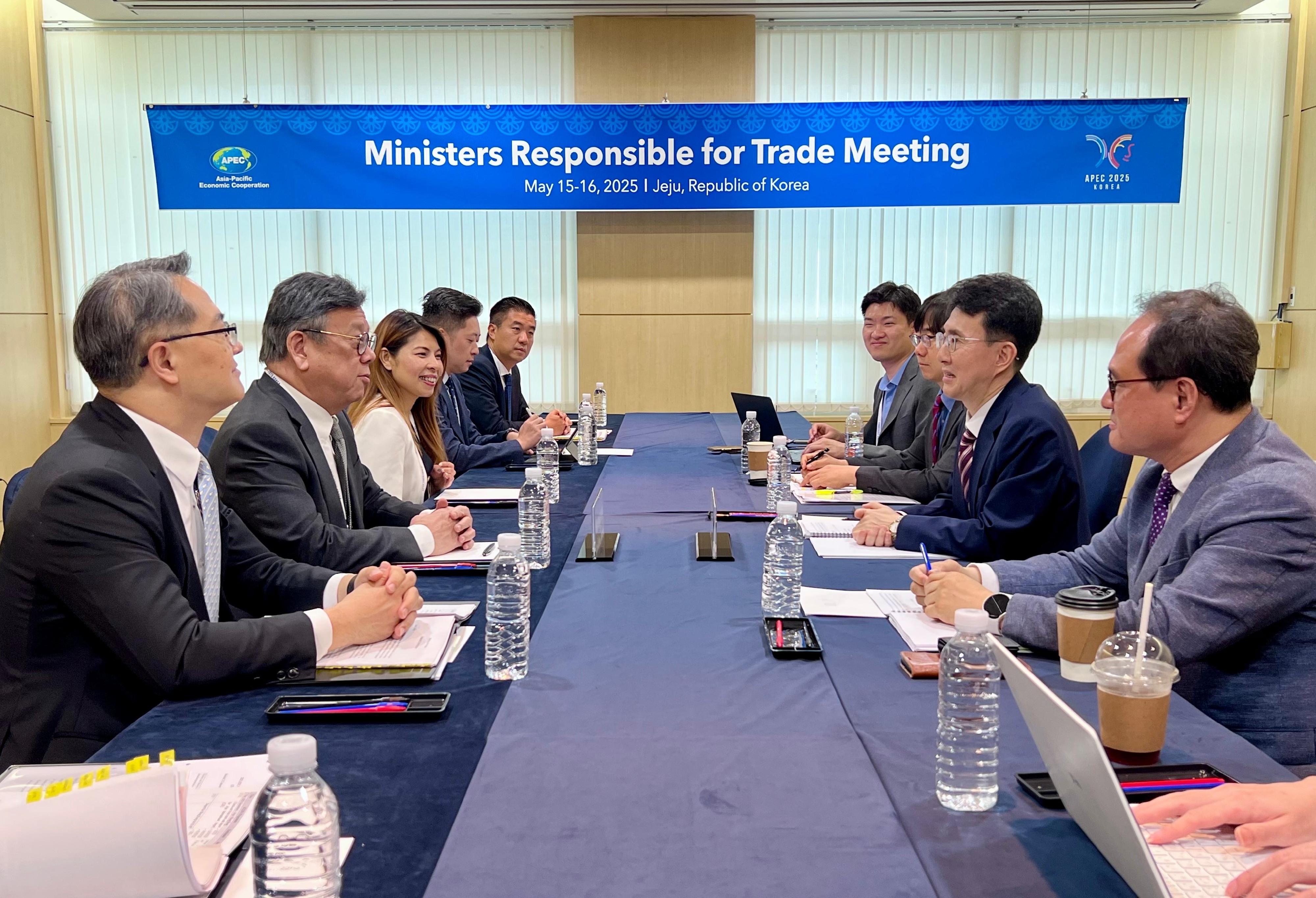 The Secretary for Commerce and Economic Development, Mr Algernon Yau (second left), meets with the Deputy Minister for Trade of Korea, Mr Park Jong-won (second right), to exchange views on various issues of mutual concern on the sidelines of the Asia-Pacific Economic Cooperation Ministers Responsible for Trade Meeting in Jeju, Korea, today (May 15). The Director-General of Trade and Industry, Mr Aaron Liu (first left), also attended the meeting.
