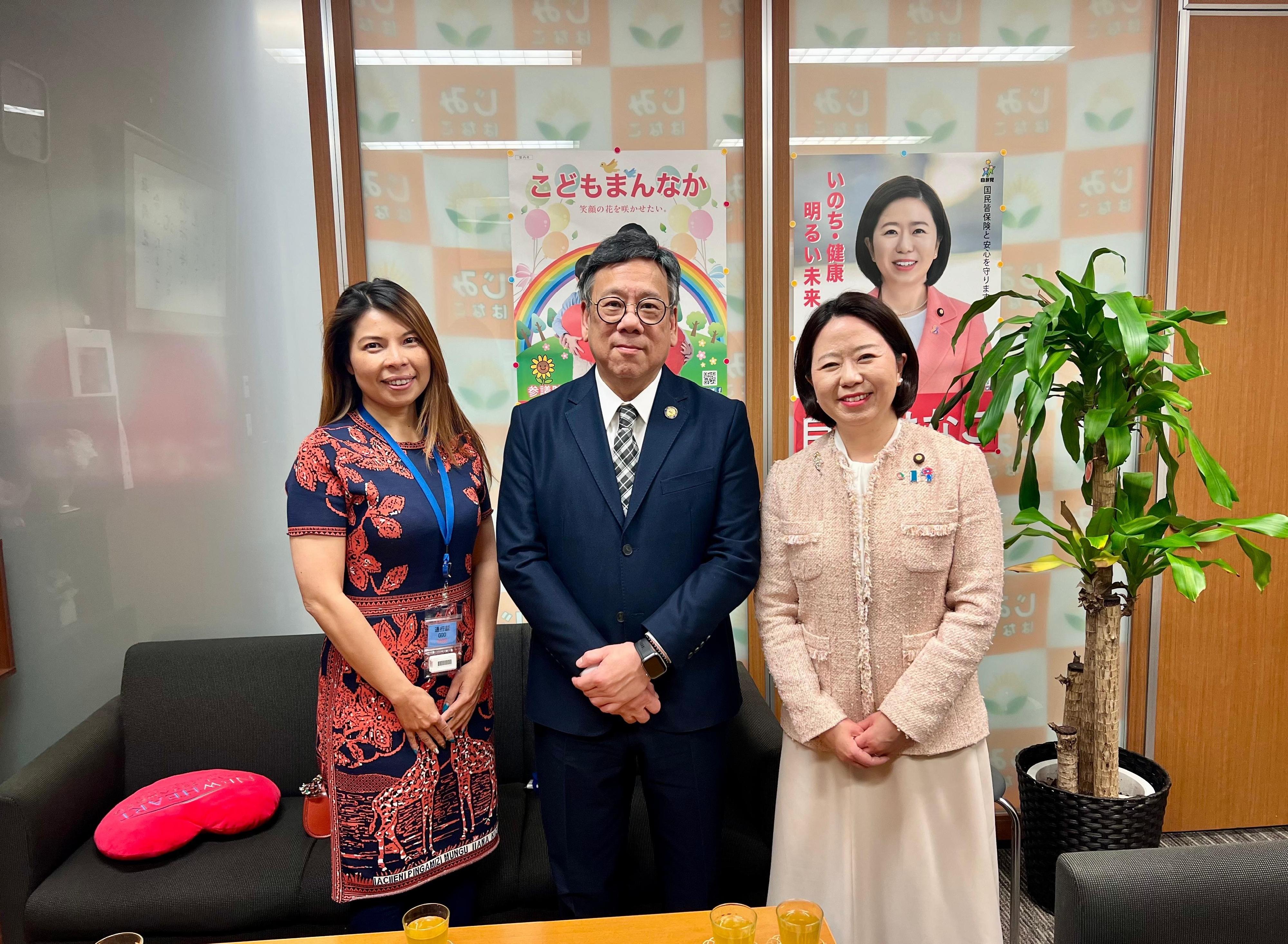 The Secretary for Commerce and Economic Development, Mr Algernon Yau, attended the Asia-Pacific Telecommunity Ministerial Meeting in Tokyo, Japan, today (May 30). Photo shows Mr Yau (centre) paying a courtesy call on the Chairman of the Japan-Hong Kong Parliamentarian League, Ms Jimi Hanako (right), a Member of the House of Councillors, to give her an update on Hong Kong	's latest economic and trade developments. Also present is the Principal Hong Kong Economic and Trade Representative (Tokyo), Miss Winsome Au (left).