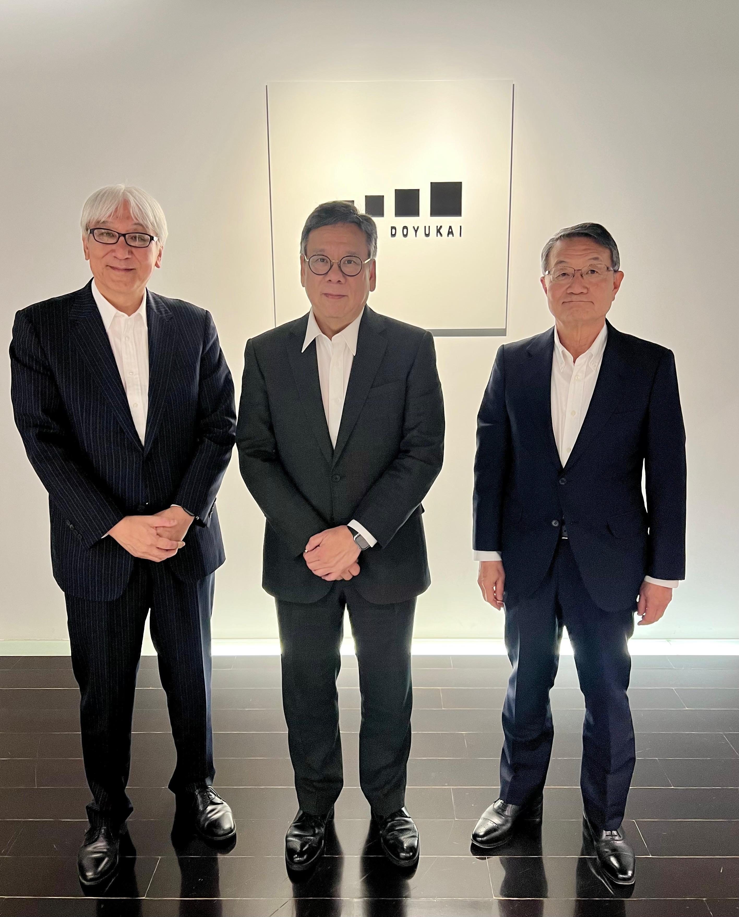 The Secretary for Commerce and Economic Development, Mr Algernon Yau, attended the Asia-Pacific Telecommunity Ministerial Meeting in Tokyo, Japan, today (May 30). Photo shows Mr Yau (centre) meeting with the Senior Vice Chairperson, Mr Iwai Matsuo (left), and Vice Chairperson Mr Ikeda Junichiro (right), of Keizai Doyukai (Japan Association of Corporate Executives), upon arrival yesterday (May 29) to promote Hong Kong	's business advantages and investment opportunities.