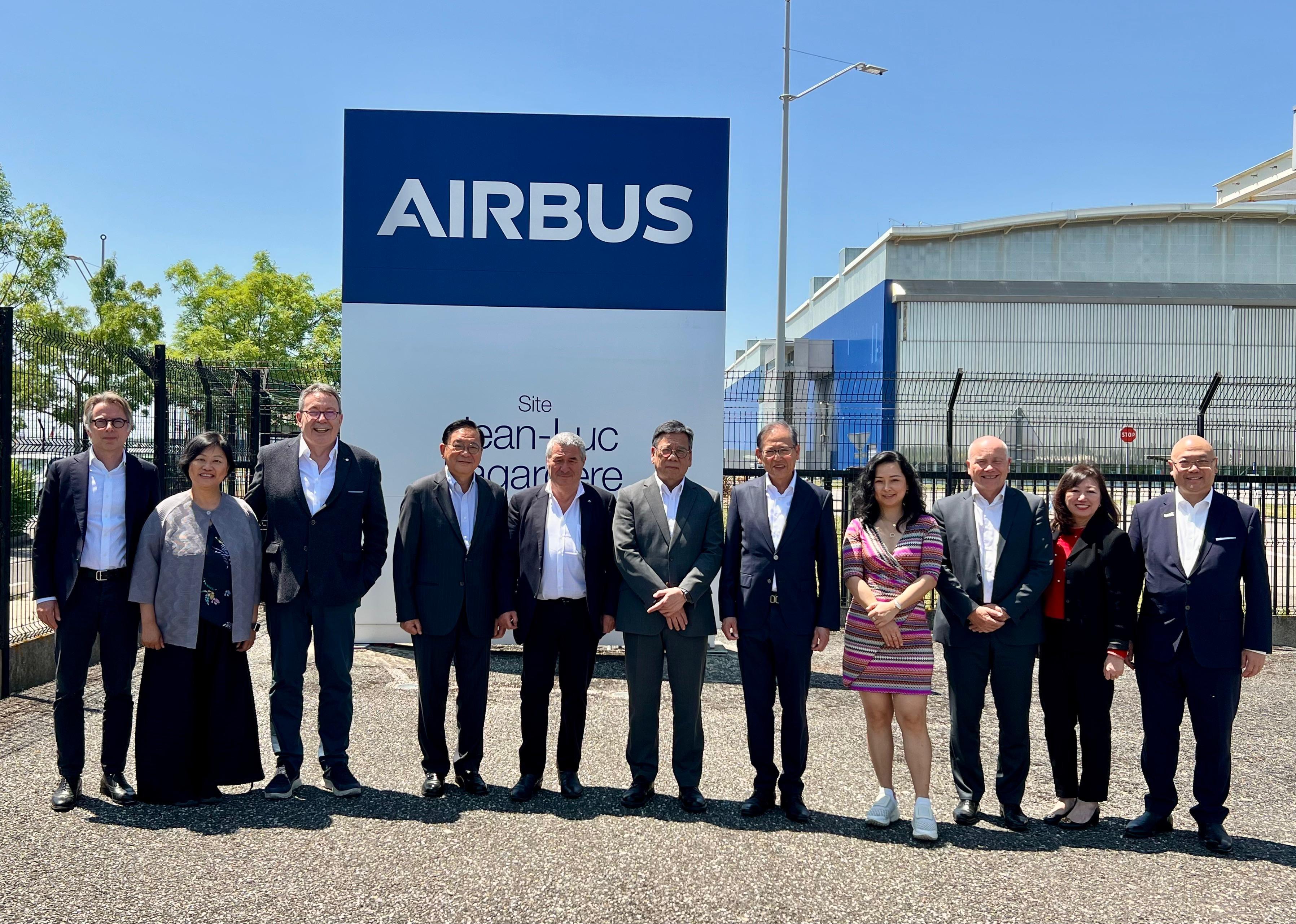 The Secretary for Commerce and Economic Development, Mr Algernon Yau, began his visit to France on June 18 (France time) to promote Hong Kong's unique advantages and vast opportunities for businesses. Photo shows Mr Yau (centre) visiting the Airbus assembly lines in Toulouse to learn about the latest advancements in aircraft manufacturing and sustainable aviation development. Also present are Legislative Council Member Mr Jeffery Lam (fourth left) and the Special Representative for Hong Kong Economic and Trade Affairs to the European Union, Ms Shirley Yung (second left).