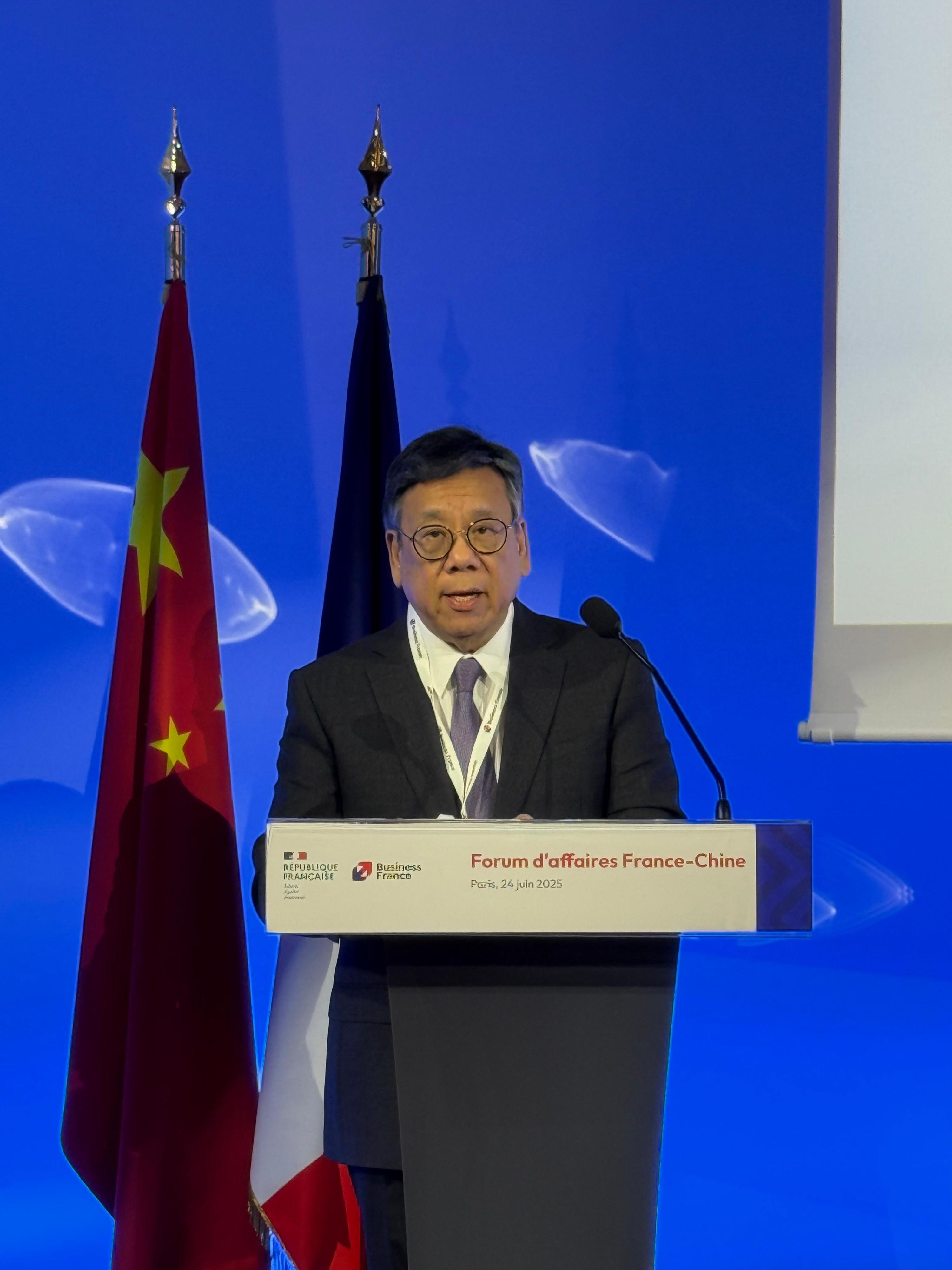 商务及经济发展局局长丘应桦于六月二十四日（法国时间）在法国进行最后一日访问。图示丘应桦在巴黎出席由法国商务投资署举办的中国论坛，并在论坛上致辞。