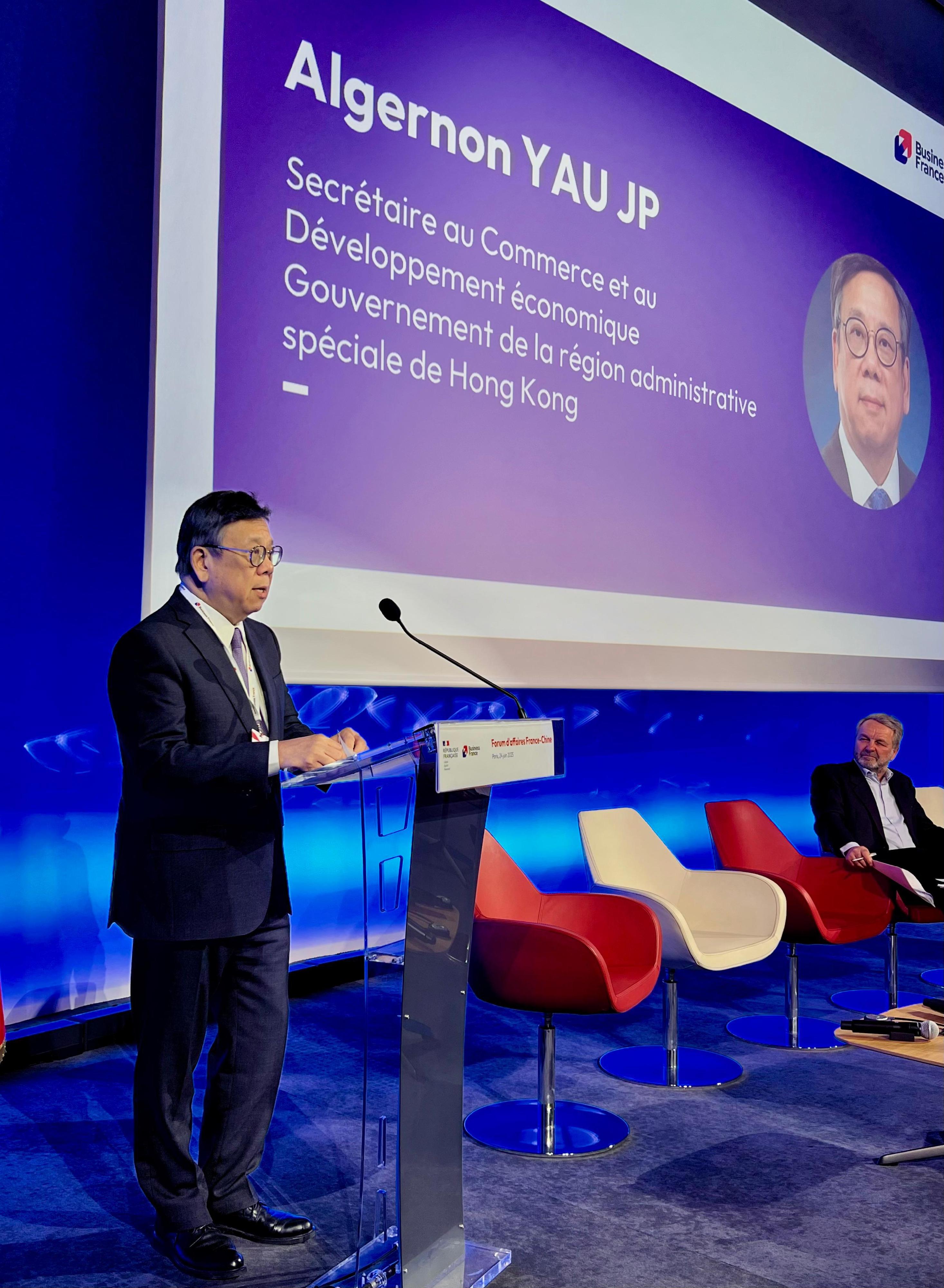 商务及经济发展局局长丘应桦于六月二十四日（法国时间）在法国进行最后一日访问。图示丘应桦（左）在巴黎出席由法国商务投资署举办的中国论坛，并在论坛上致辞。