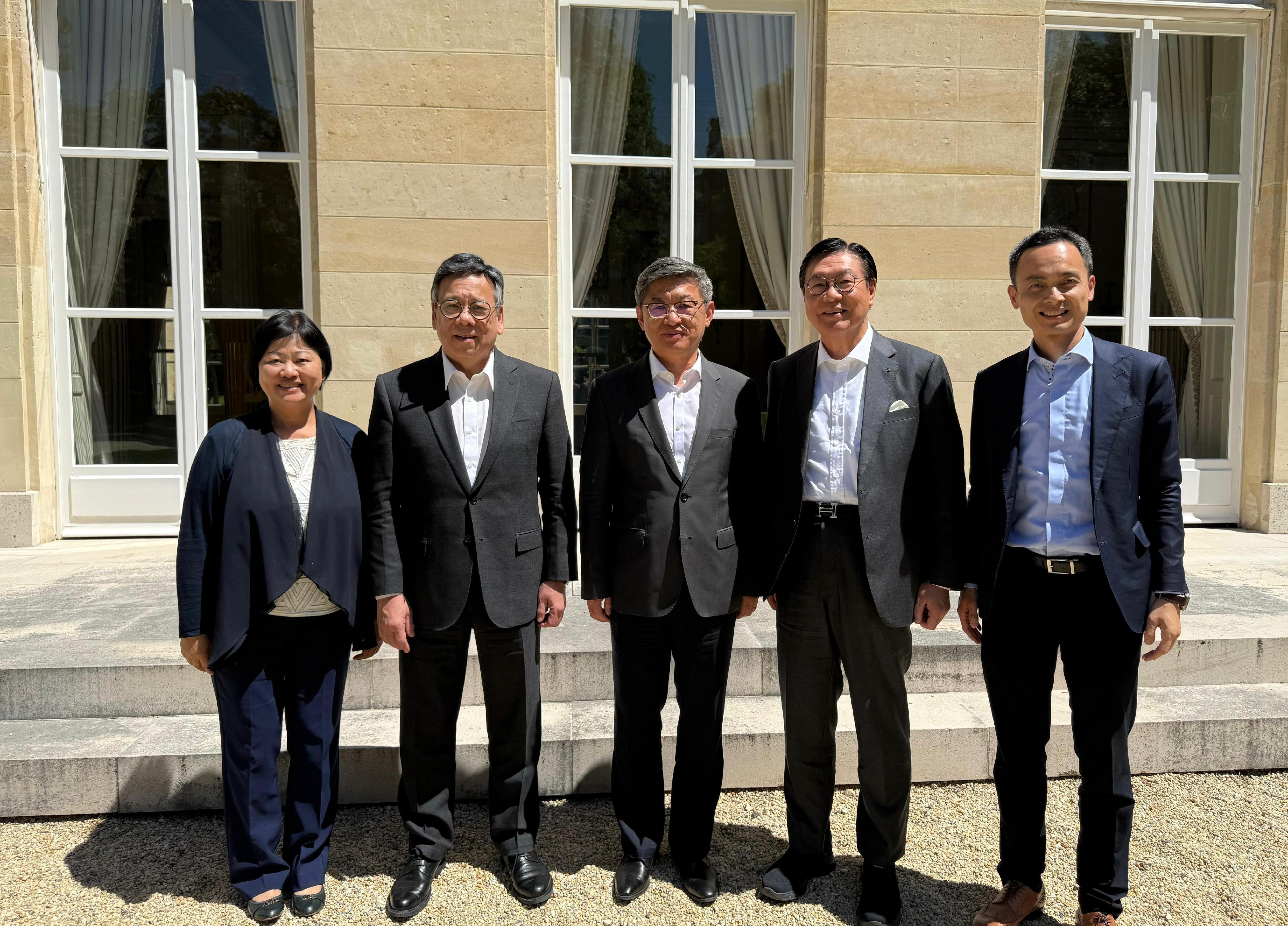 商务及经济发展局局长丘应桦于六月二十四日（法国时间）在法国进行最后一日访问。图示丘应桦（左二）礼节性拜会中国驻法国大使馆公使陈栋（中），介绍香港的最新经贸发展，以及多项新举措包括减免烈酒税以推动烈酒贸易。香港贸易发展局主席马时亨教授（右二）和香港驻欧洲联盟特派代表翁佩雯（左一）亦有出席。 