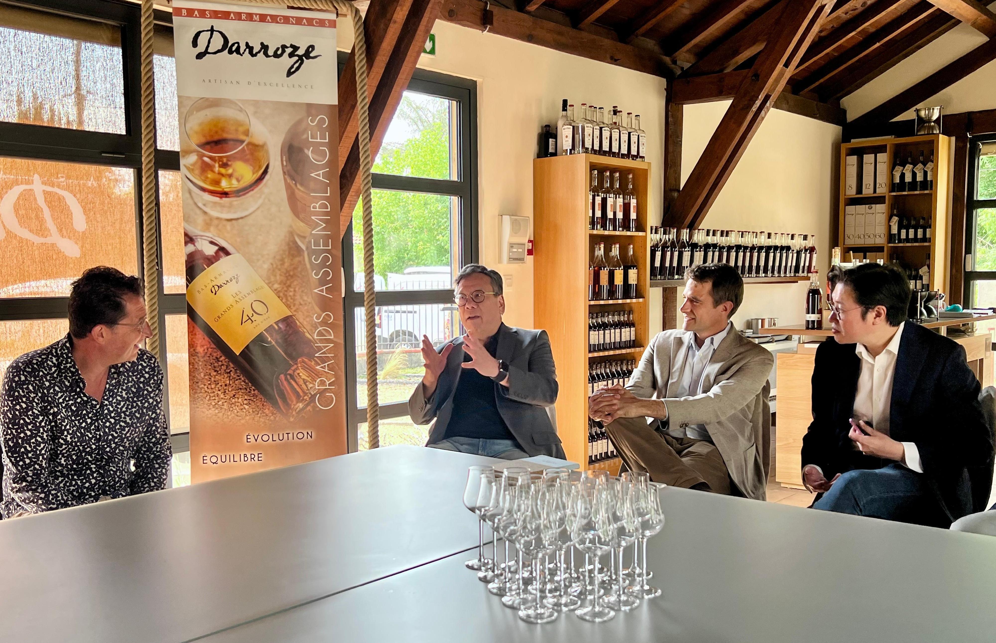 商务及经济发展局局长丘应桦于六月二十四日（法国时间）在法国进行最后一日访问。图示丘应桦（左二）六月二十三日（法国时间）到访雅文邑一个酒庄，并与雅文邑业界代表会面，就推广香港作为烈酒贸易枢纽交换意见。