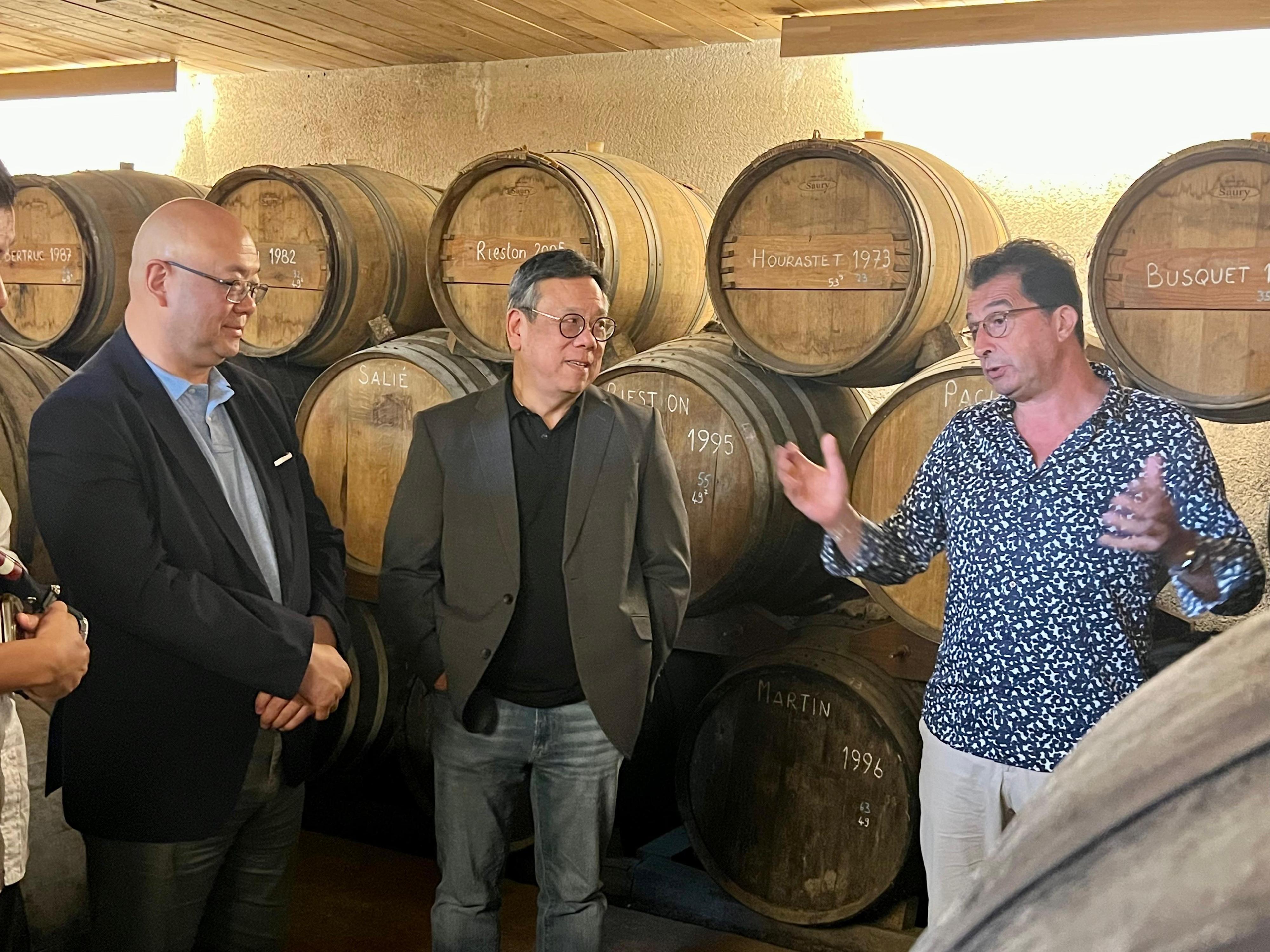 商务及经济发展局局长丘应桦于六月二十四日（法国时间）在法国进行最后一日访问。图示丘应桦（中）六月二十三日（法国时间）到访雅文邑一个酒庄，了解其运作。旁为投资推广署助理署长吴国才（左）。