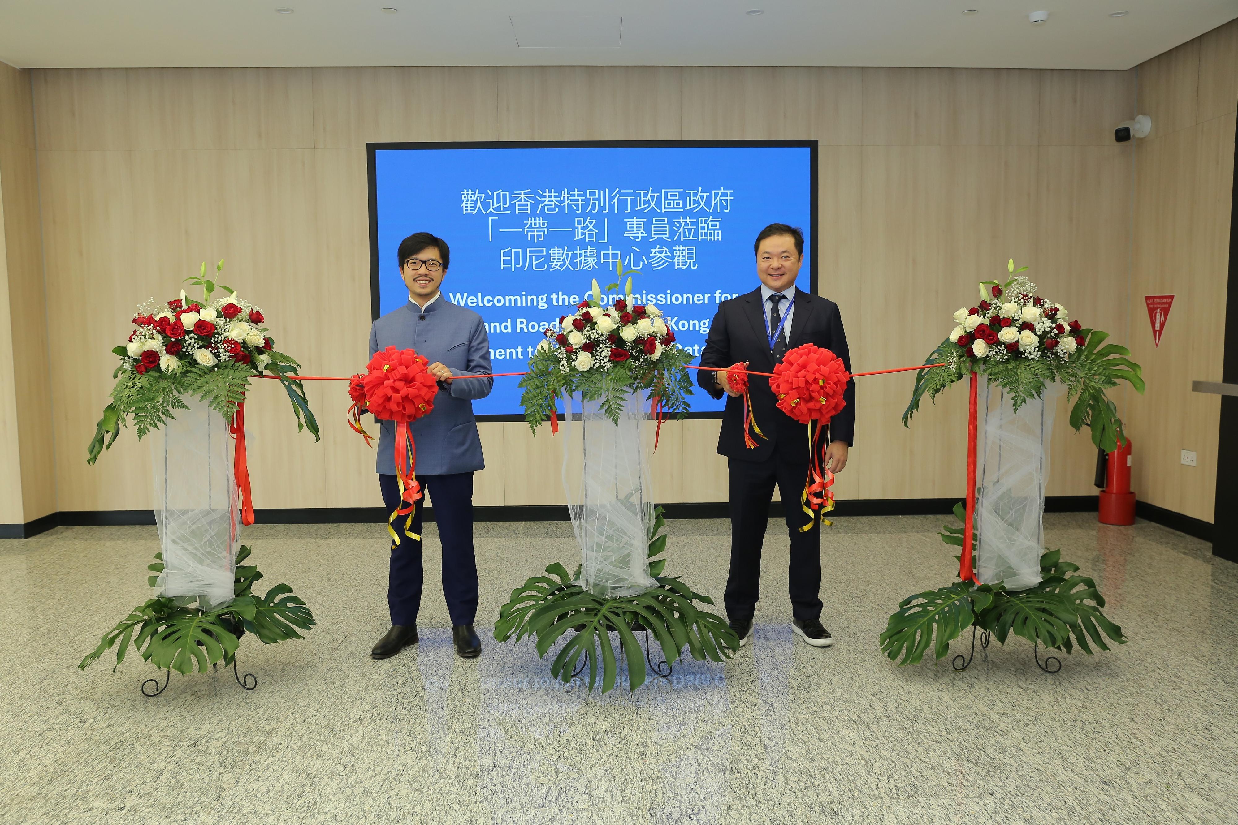 The Commissioner for Belt and Road, Mr Nicholas Ho, led a delegation to visit Indonesia and Malaysia from June 22 to 26. Photo shows Mr Ho (left) visiting a data centre in Jakarta, an investment development project of a Hong Kong company, on June 24 to learn about how it contributes to the development of the Digital Silk Road in promoting connectivity.