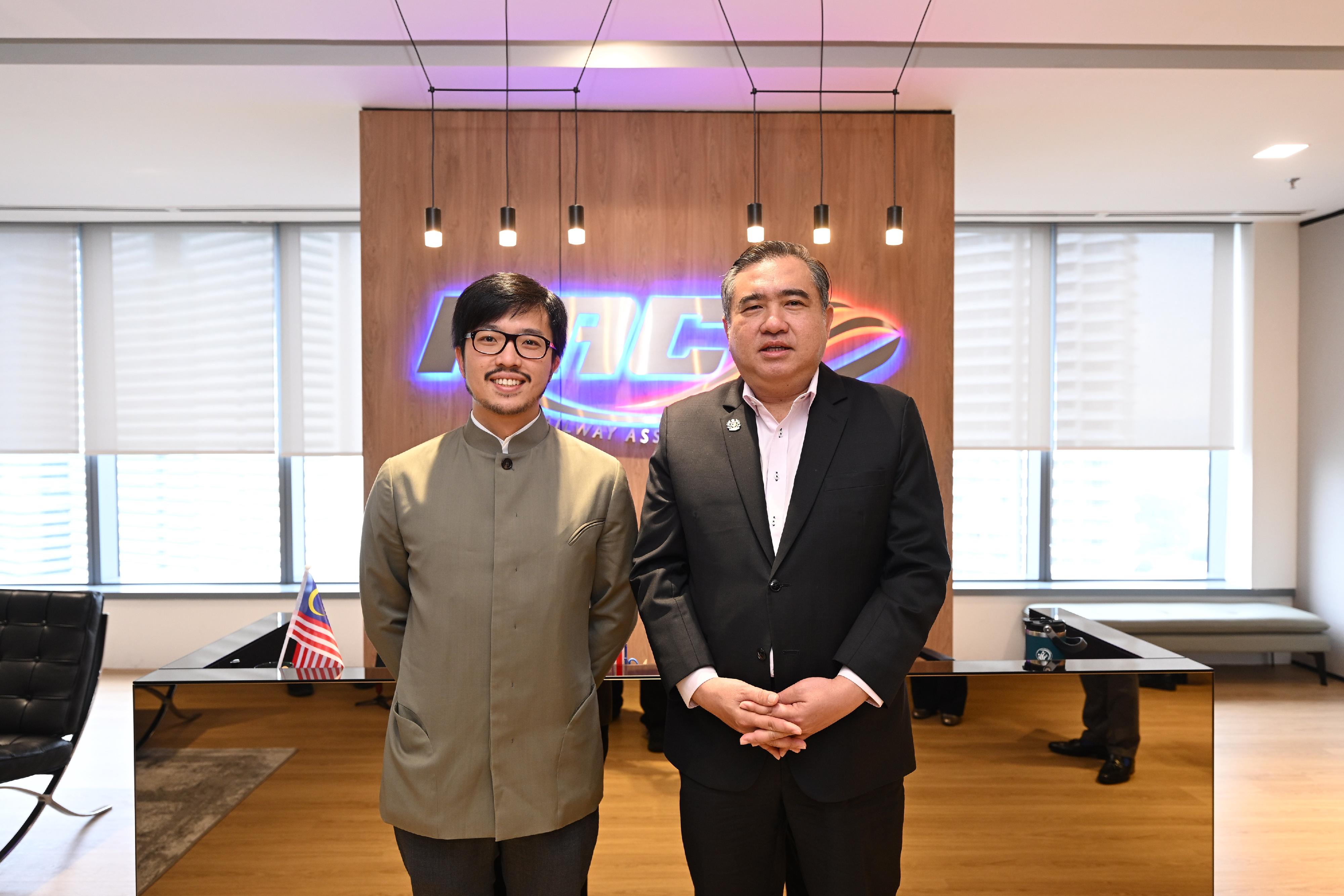 The Commissioner for Belt and Road, Mr Nicholas Ho, led a delegation to visit Indonesia and Malaysia from June 22 to 26. Photo shows Mr Ho (left) meeting with the Minister of Transport of Malaysia, Mr Loke Siew Fook (right), in Kuala Lumpur on June 25 to exchange views and understand the planning and development of Malaysia's  transportation system.