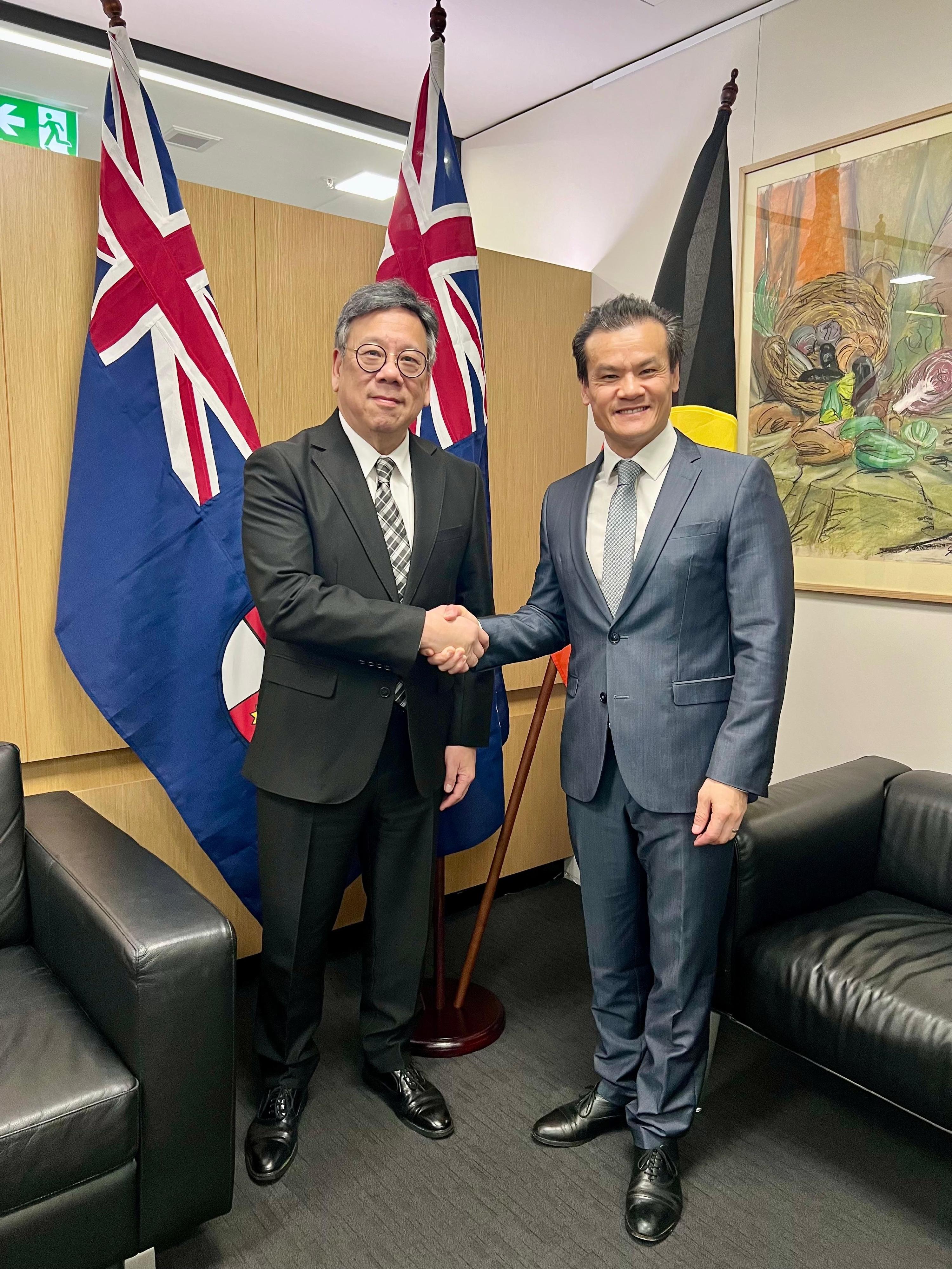 商务及经济发展局局长丘应桦今日（八月十四日）继续在澳洲悉尼的访问行程，推广香港作为国际贸易中心及营商和投资首选目的地的优势。图示丘应桦（左）与澳洲新南威尔斯州监管和公平贸易、工业贸易、创新科技、建设及惩教部部长Anoulack Chanthivong（右）会面，就加强香港与澳洲在不同领域的合作交换意见。