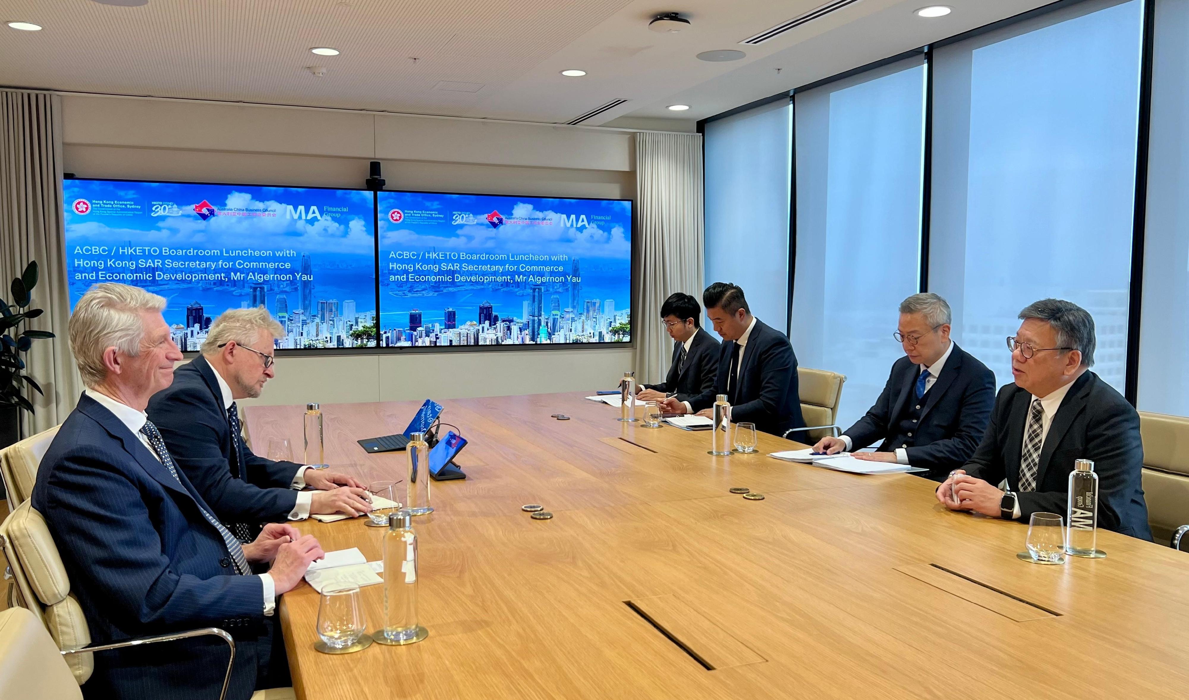 商务及经济发展局局长丘应桦今日（八月十四日）继续在澳洲悉尼的访问行程，推广香港作为国际贸易中心及营商和投资首选目的地的优势。图示丘应桦（右一）与澳大利亚中国工商业委员会主席David Olsson（左一）会面，简介香港的经济发展方向和促进贸易的新举措。旁为香港驻悉尼经济贸易办事处处长庄国民（右二）。