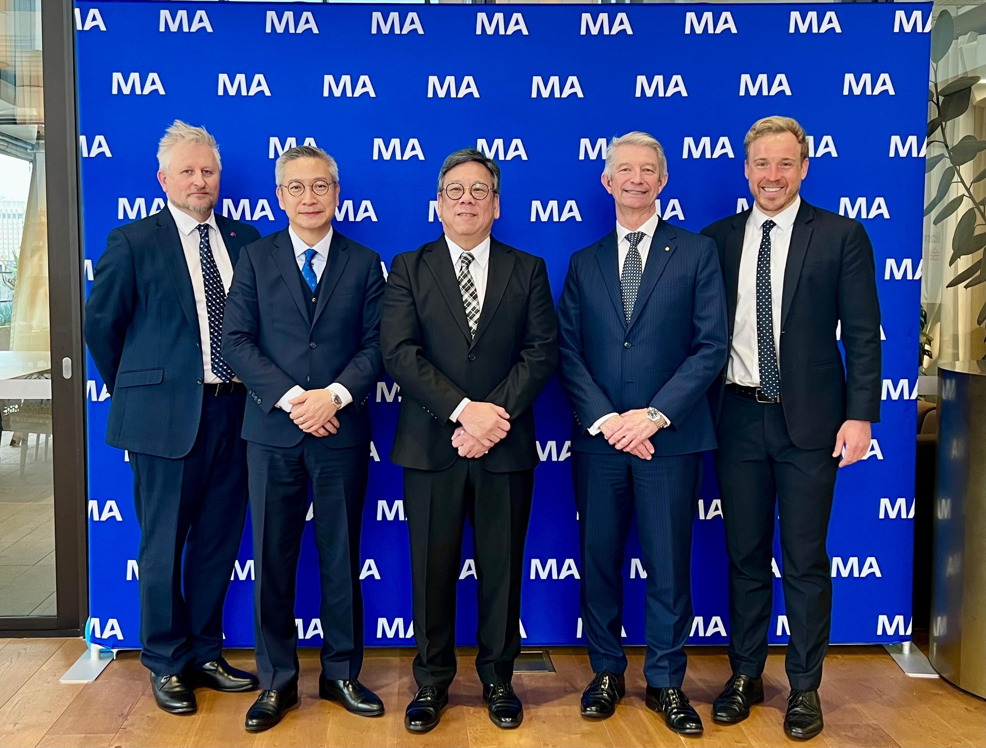 商务及经济发展局局长丘应桦今日（八月十四日）继续在澳洲悉尼的访问行程，推广香港作为国际贸易中心及营商和投资首选目的地的优势。图示丘应桦（中）和澳大利亚中国工商业委员会主席David Olsson（右二）在会面后合照。旁为香港驻悉尼经济贸易办事处处长庄国民（左二）。