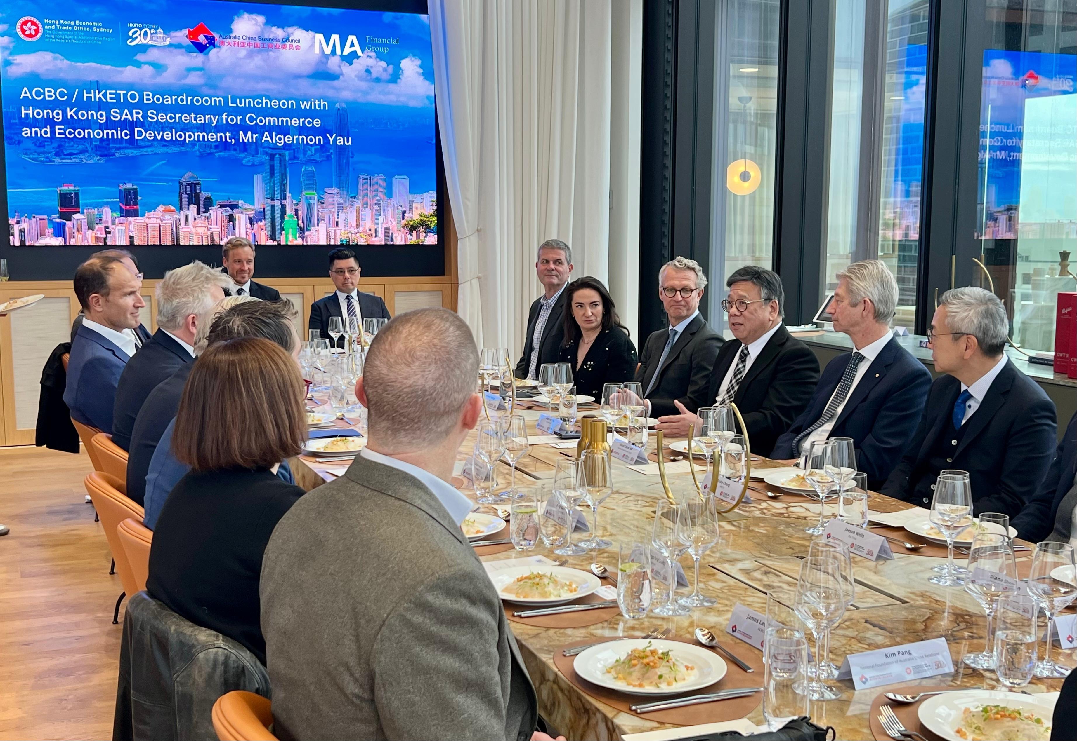商务及经济发展局局长丘应桦今日（八月十四日）继续在澳洲悉尼的访问行程，推广香港作为国际贸易中心及营商和投资首选目的地的优势。图示丘应桦（右三）出席商业圆桌午宴，与澳大利亚中国工商业委员会会员分享香港作为澳洲企业开拓粤港澳大湾区，以至更广阔亚洲市场的跳板角色。旁为委员会主席David Olsson（右二）和香港驻悉尼经济贸易办事处处长庄国民（右一）。
