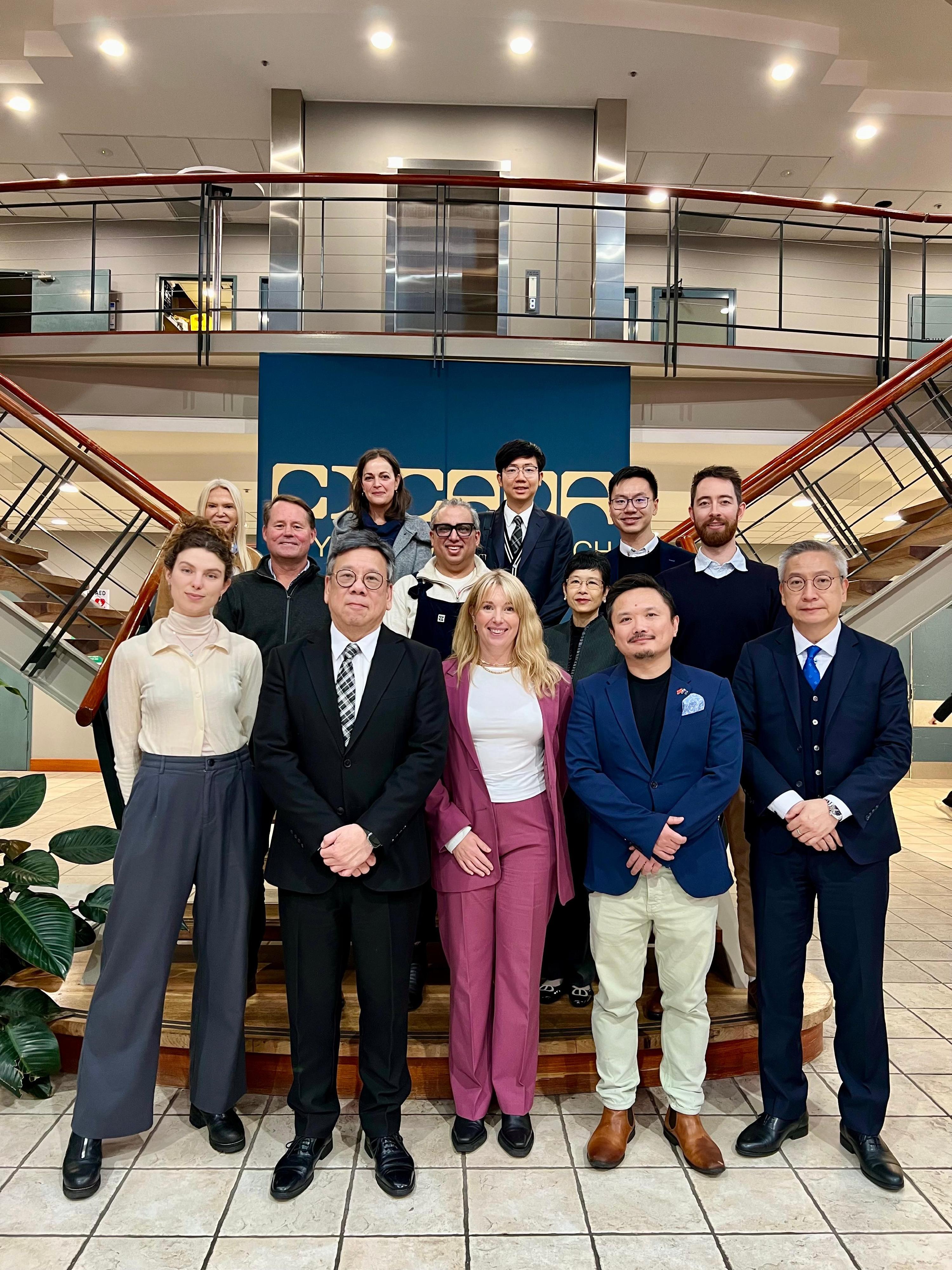 商务及经济发展局局长丘应桦今日（八月十四日）继续在澳洲悉尼的访问行程，推广香港作为国际贸易中心及营商和投资首选目的地的优势。图示丘应桦（前排左二）参观一间龙头初创企业培育中心前合照。旁为香港驻悉尼经济贸易办事处处长庄国民（前排右一）。