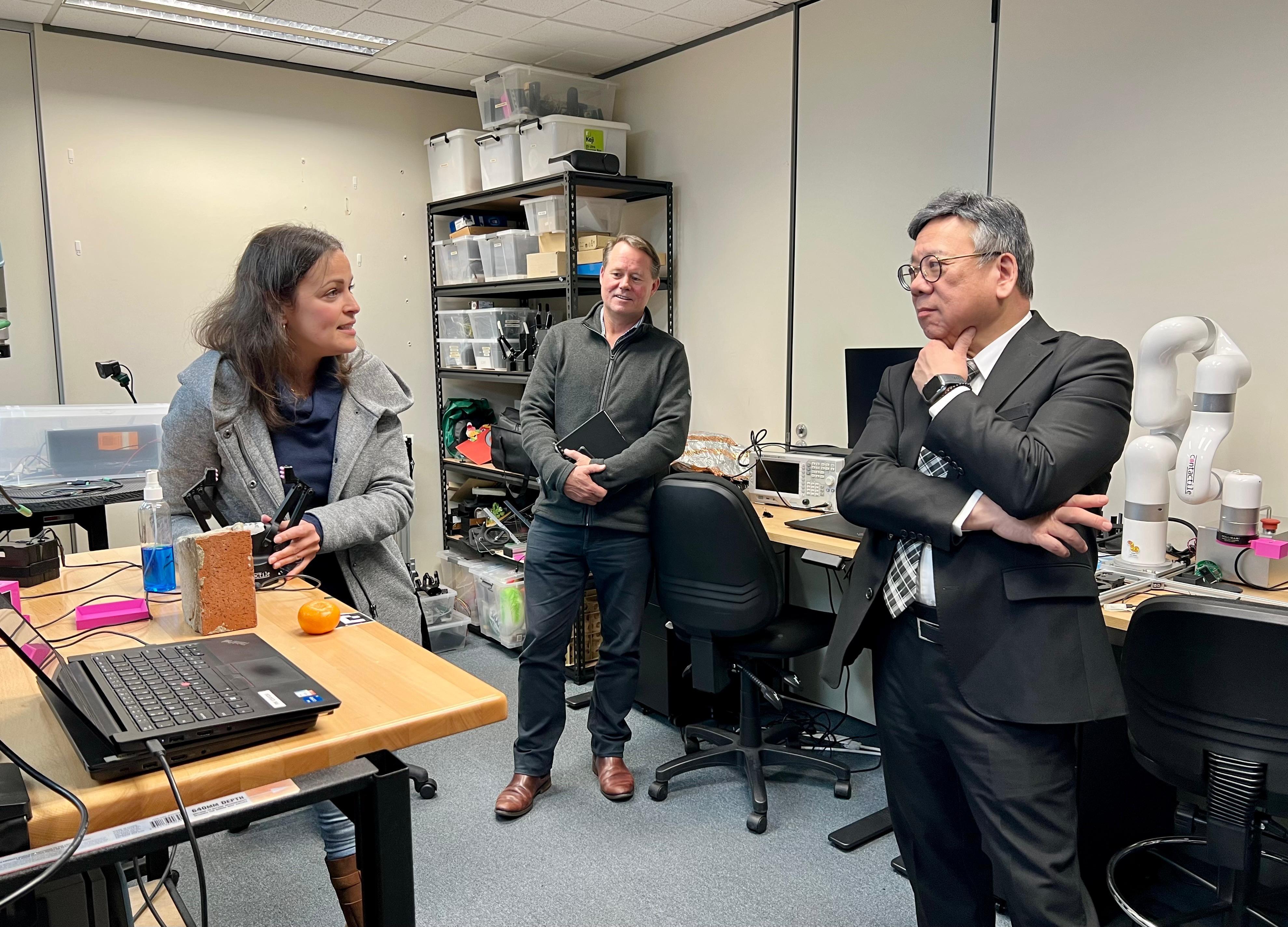 商务及经济发展局局长丘应桦今日（八月十四日）继续在澳洲悉尼的访问行程，推广香港作为国际贸易中心及营商和投资首选目的地的优势。图示丘应桦（右）到访一间龙头初创企业培育中心，听取一初创企业营运者的介绍。