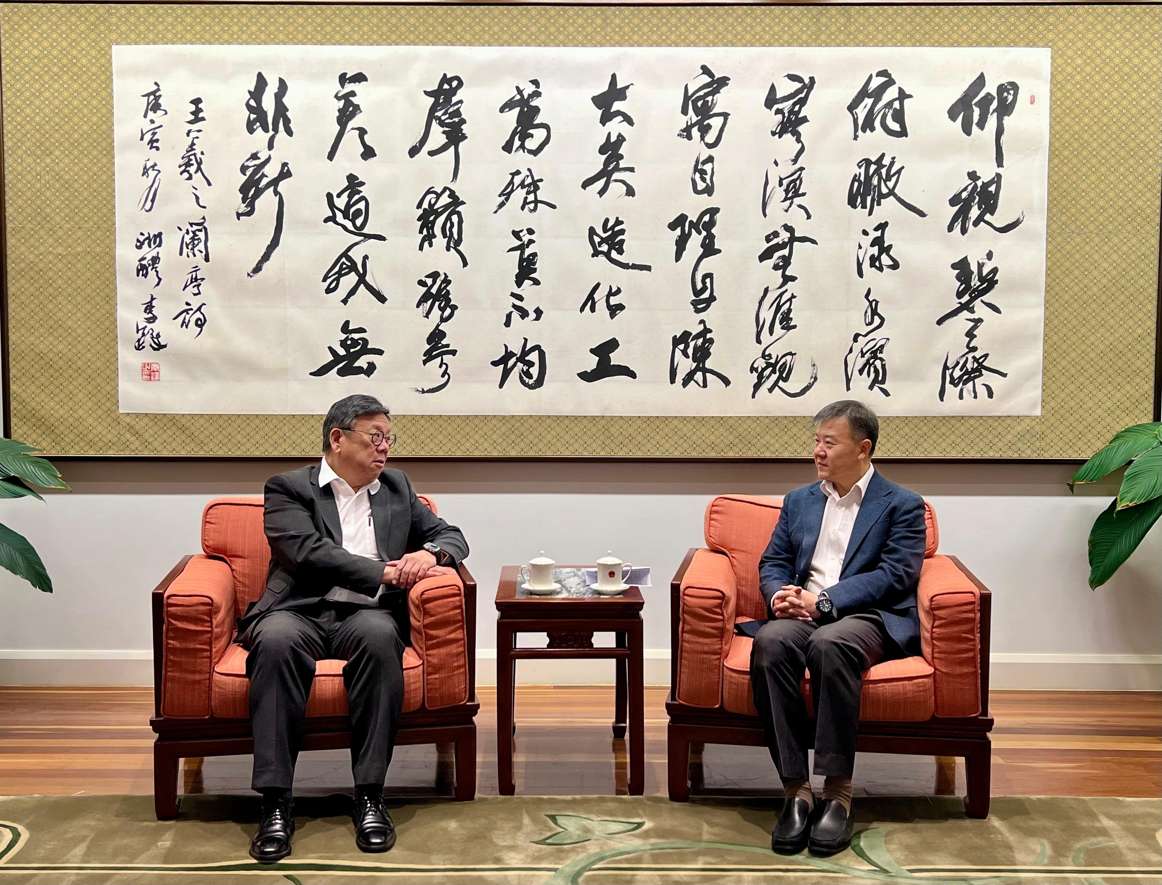 商务及经济发展局局长丘应桦今日（八月十五日）在澳洲悉尼进行最后一日访问。图示丘应桦（左）礼节性拜会中华人民共和国驻悉尼总领事王愚（右），介绍香港的最新发展，以及推动经济持续增长及巩固和提升香港国际贸易中心地位的措施。