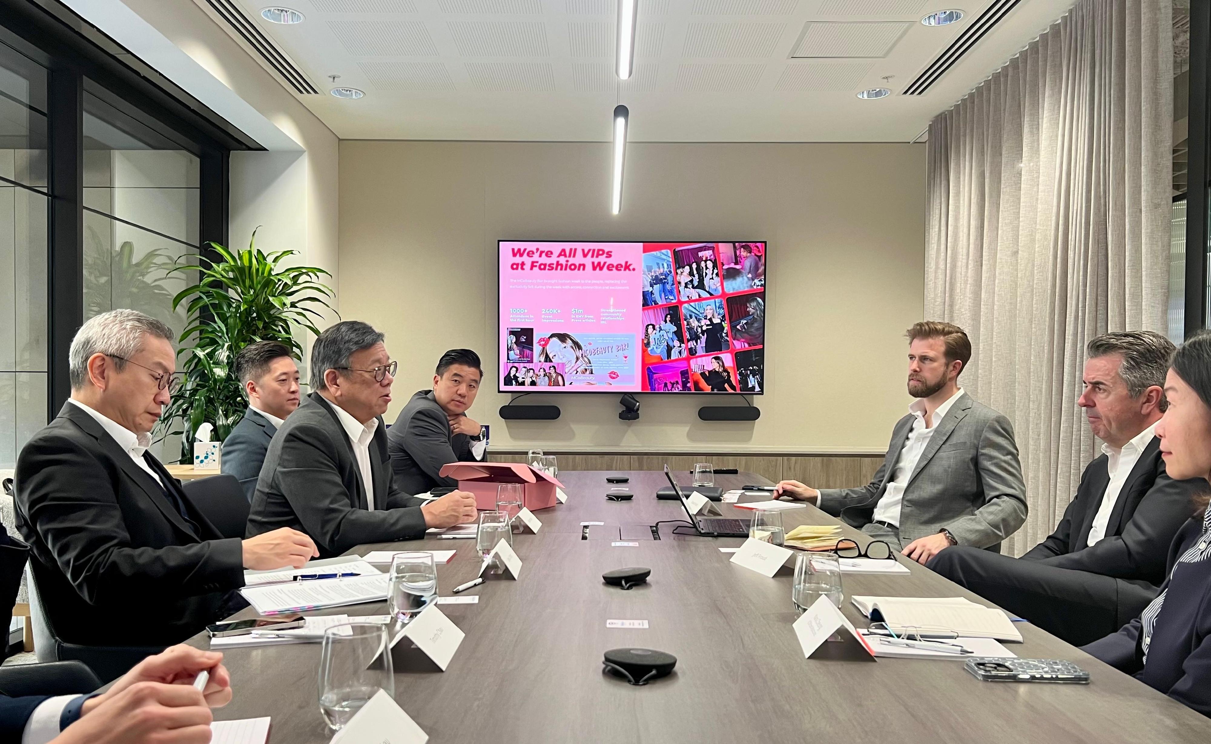 商务及经济发展局局长丘应桦今日（八月十五日）在澳洲悉尼进行最后一日访问。图示丘应桦（左二）到访一间专营美容和健康产品的企业，与其高层管理人员就亚洲市场的庞大潜力交换意见。旁为香港驻悉尼经济贸易办事处处长庄国民（左一）。