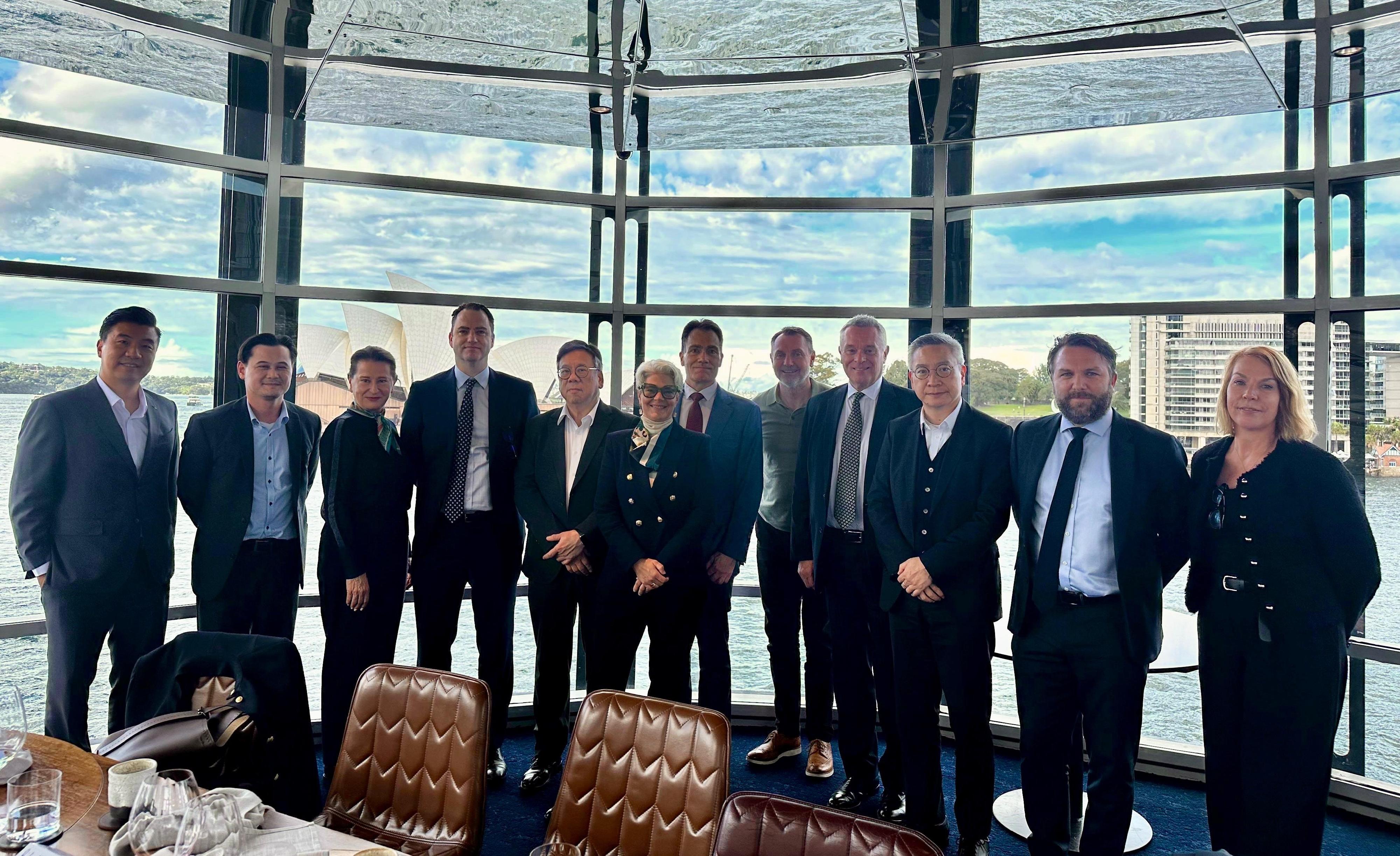 商务及经济发展局局长丘应桦今日（八月十五日）在澳洲悉尼进行最后一日访问。图示丘应桦（左五）与香港澳洲商会及当地商界代表进行午餐会议，了解澳洲企业的需要和发展方向，并就促进香港和澳洲在商业和贸易方面更紧密合作交换意见，达致互惠共赢。香港驻悉尼经济贸易办事处处长庄国民（右三）亦有出席。