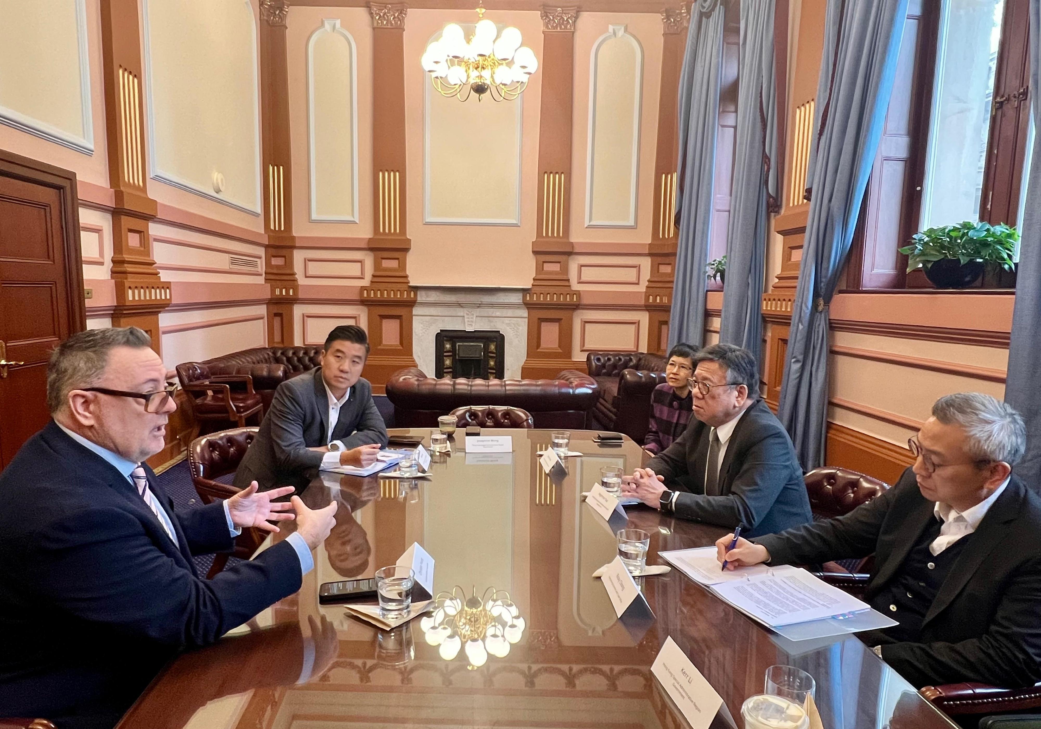 商务及经济发展局局长丘应桦今日（八月十五日）在澳洲悉尼进行最后一日访问。图示丘应桦（右二）与Australian Distillers Association的代表会面，介绍香港调低烈酒税以推动烈酒贸易，并带动物流和储库、旅游、高端餐饮消费等高增值产业的发展。旁为香港驻悉尼经济贸易办事处处长庄国民（右一）。