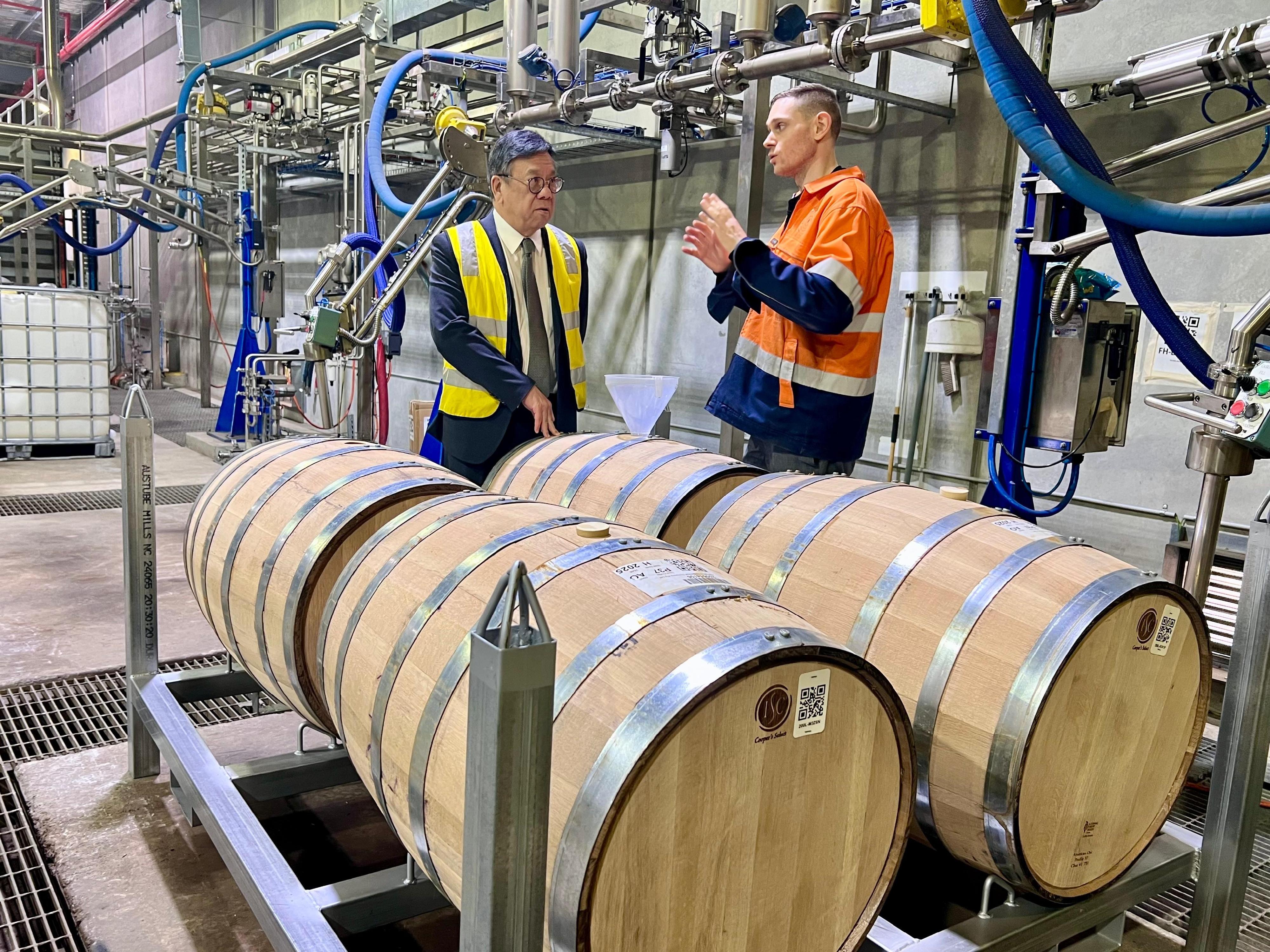 商务及经济发展局局长丘应桦今日（八月十五日）在澳洲悉尼进行最后一日访问。图示丘应桦（左）到访一间蒸馏厂，了解蒸馏过程。