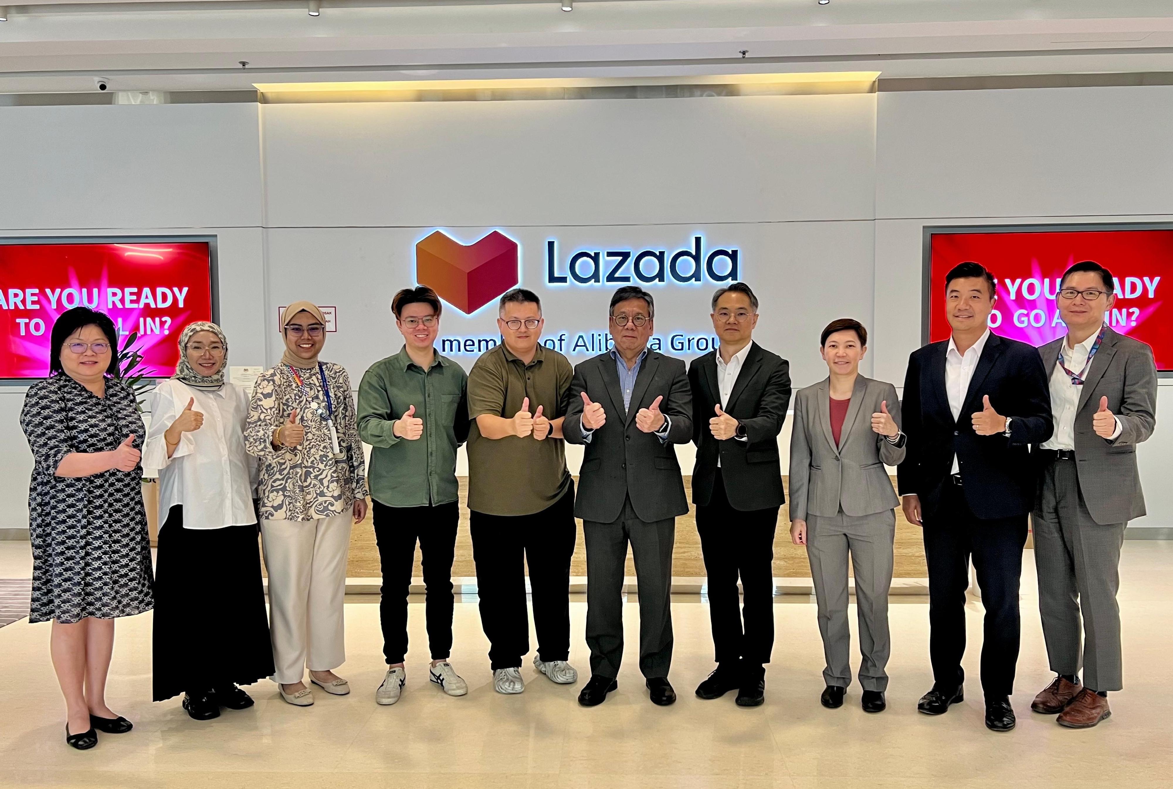 The Secretary for Commerce and Economic Development, Mr Algernon Yau, today (September 25) promoted Hong Kong's premier business environment and fostered further collaboration between Hong Kong and Malaysia to achieve mutual benefits on his visit to Kuala Lumpur, Malaysia. Photo shows Mr Yau (fifth right), accompanied by the Director-General of Trade and Industry, Mr Aaron Liu (fourth right), and the Director-General of the Hong Kong Economic and Trade Office in Jakarta, Miss Libera Cheng (third right), visiting Lazada Malaysia, one of the largest e-commerce platforms in the country, to learn about its operation and business model.