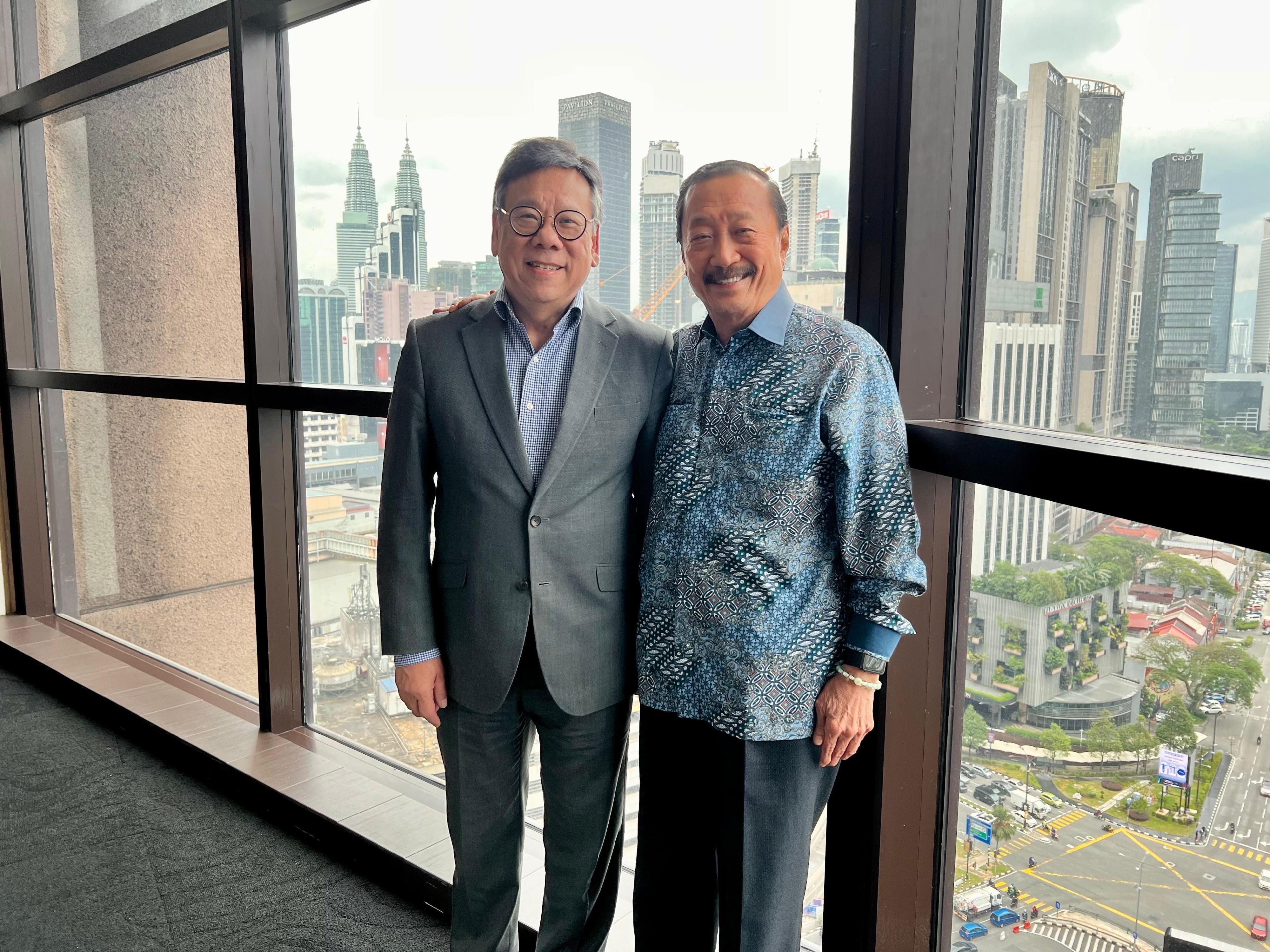 The Secretary for Commerce and Economic Development, Mr Algernon Yau, today (September 25) promoted Hong Kong's premier business environment and fostered further collaboration between Hong Kong and Malaysia to achieve mutual benefits on his visit to Kuala Lumpur, Malaysia. Photo shows Mr Yau (left) visiting Berjaya Corporation Berhad, a major Malaysian conglomerate, to learn more about its latest developments and the business environment of Malaysia. Next to him is the founder of the group, Mr Vincent Tan (right).