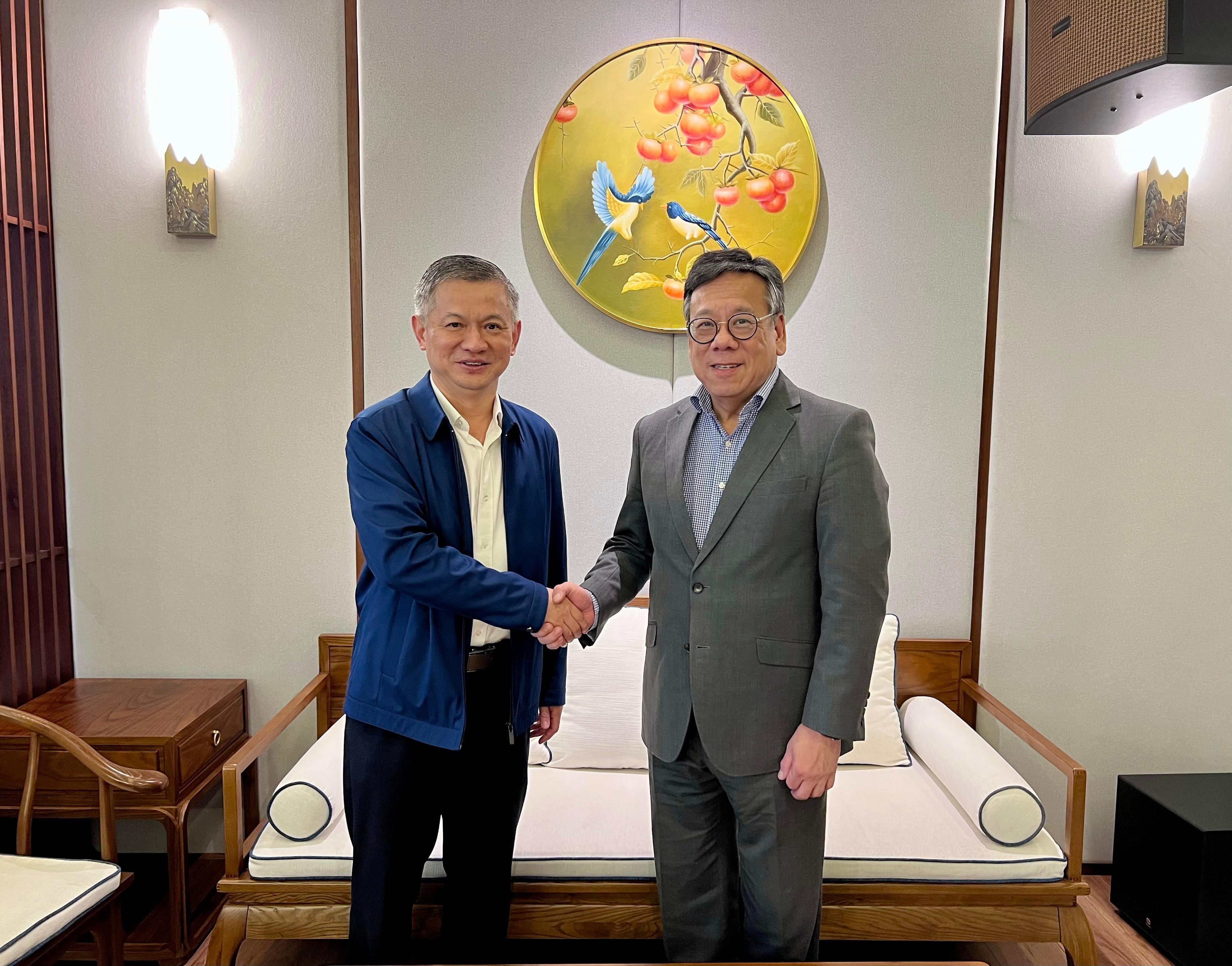 The Secretary for Commerce and Economic Development, Mr Algernon Yau, today (September 25) promoted Hong Kong's premier business environment and fostered further collaboration between Hong Kong and Malaysia to achieve mutual benefits on his visit to Kuala Lumpur, Malaysia. Photo shows Mr Yau (right) paying a courtesy call on the Chargé d'Affaires of the Chinese Embassy in Malaysia, Mr Zheng Xuefang (left), to brief him on Hong Kong's latest developments and new measures to drive economic growth.