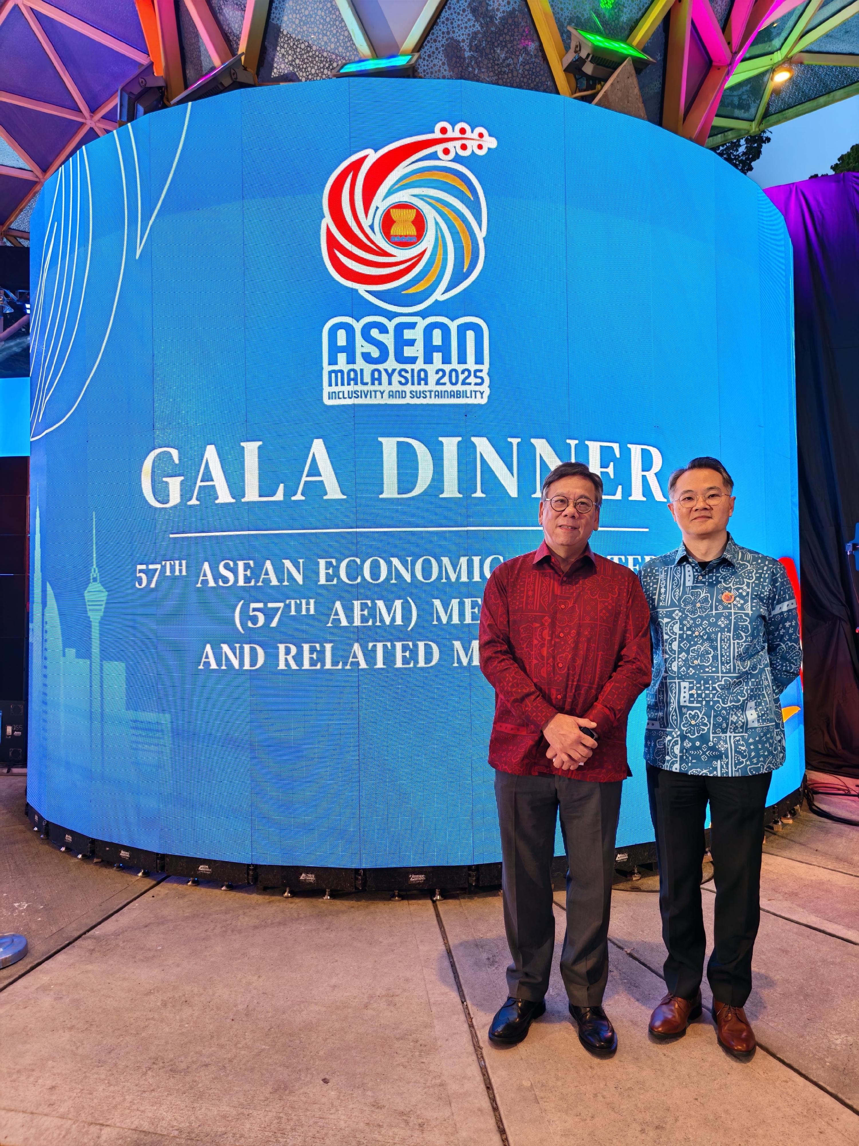 The Secretary for Commerce and Economic Development, Mr Algernon Yau, today (September 25) promoted Hong Kong's premier business environment and fostered further collaboration between Hong Kong and Malaysia to achieve mutual benefits on his visit to Kuala Lumpur, Malaysia. Photo shows Mr Yau (left) with the Director-General of Trade and Industry, Mr Aaron Liu (right), at the gala dinner of the Association of Southeast Asian Nations Economic Ministers meeting and related meetings yesterday (September 24).