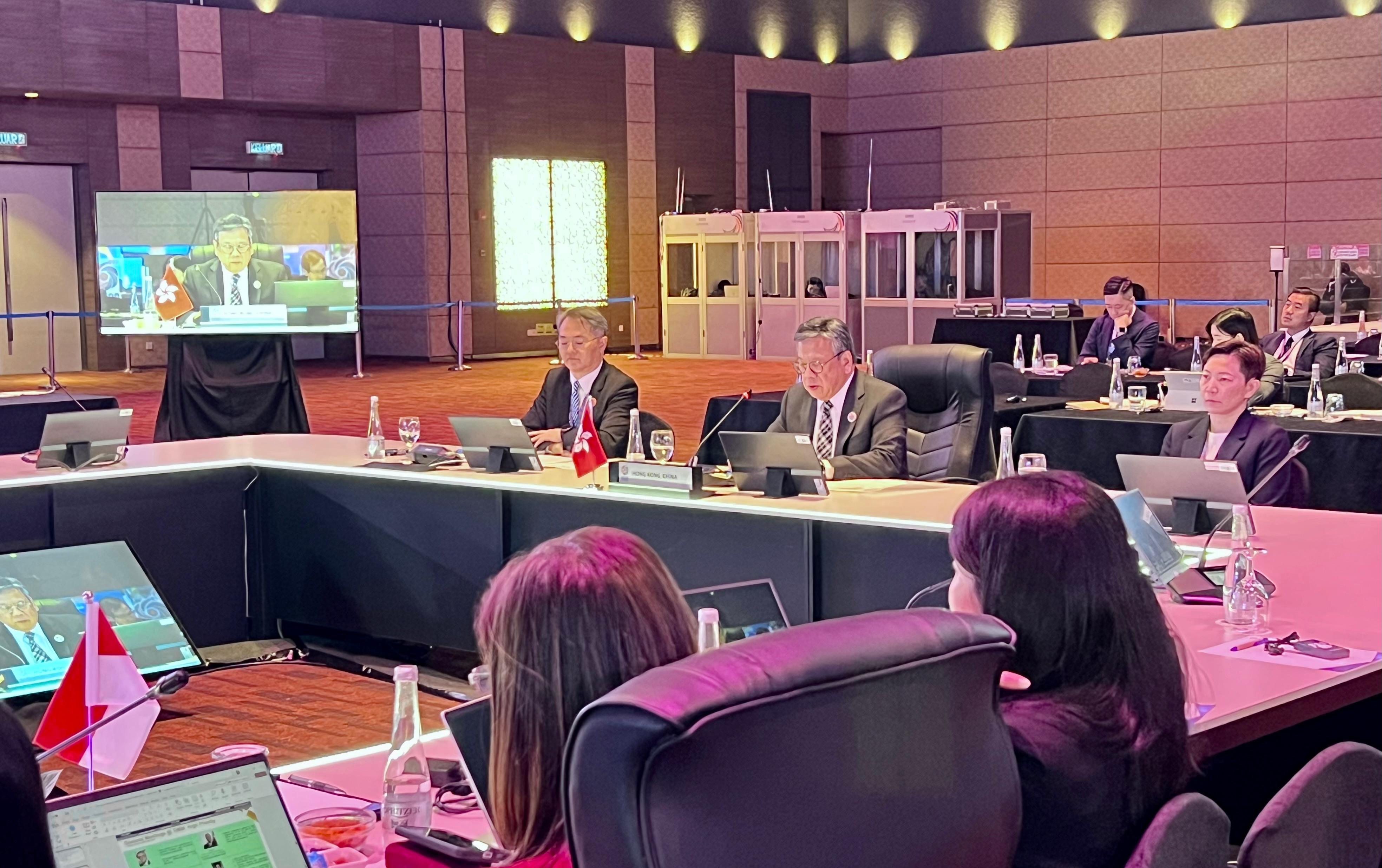 The Secretary for Commerce and Economic Development, Mr Algernon Yau (front row, centre), highlights that Hong Kong strives to explore collaboration opportunities between the single windows of the city and the Association of Southeast Asian Nations (ASEAN) to promote cross-boundary digital and paperless trade in the region during the discussions at the 9th ASEAN Economic Ministers - Hong Kong, China Consultation in Kuala Lumpur, Malaysia, today (September 26). Looking on are the Director-General of Trade and Industry, Mr Aaron Liu (front row, left), and the Director-General of the Hong Kong Economic and Trade Office in Jakarta, Miss Libera Cheng (front row, right).