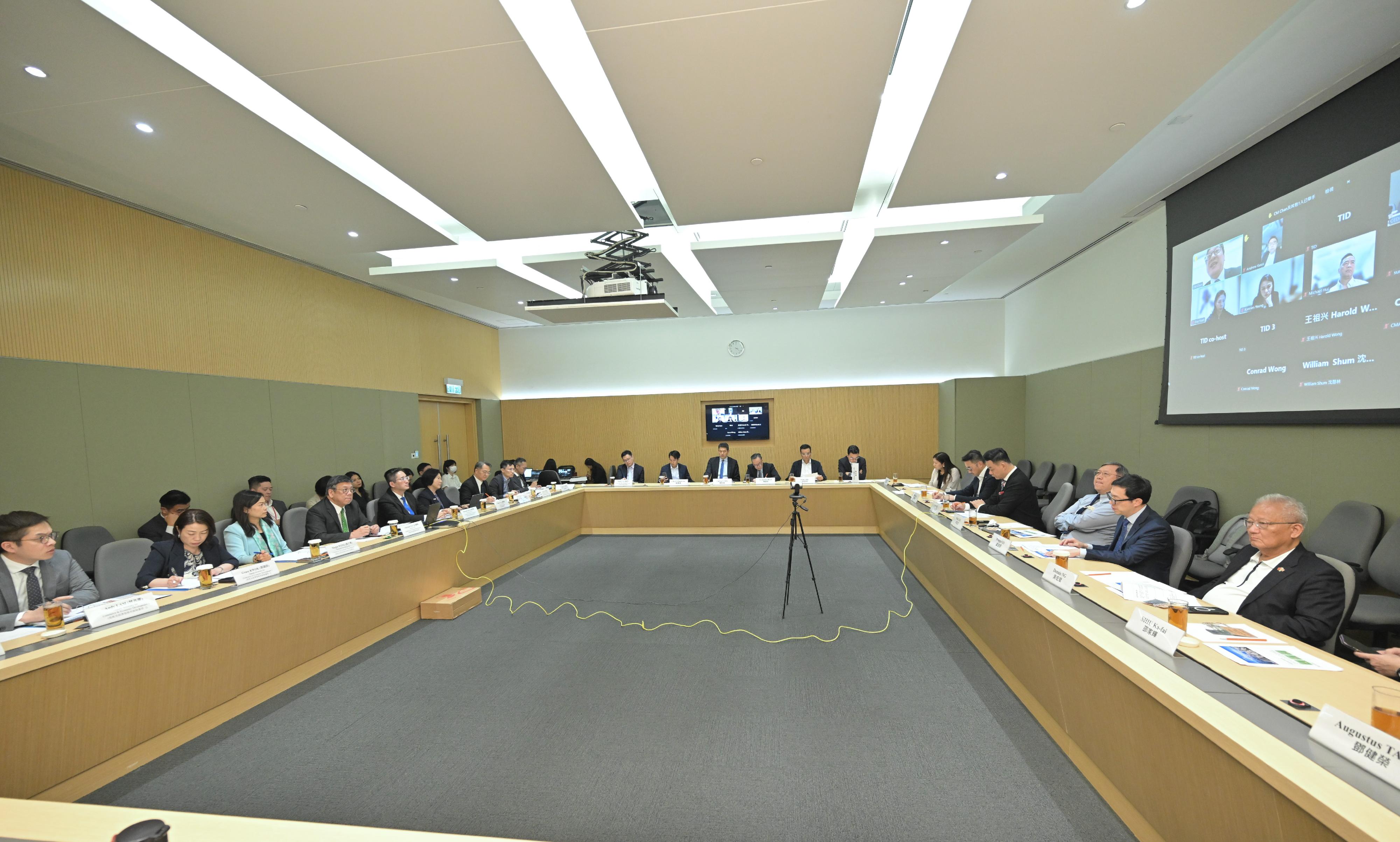 商務及經濟發展局局長丘應樺今日（十月二日）在工業貿易諮詢委員會會議，向委員介紹《行政長官2025年施政報告》中有關推動經貿發展和支援中小企業的主要措施。