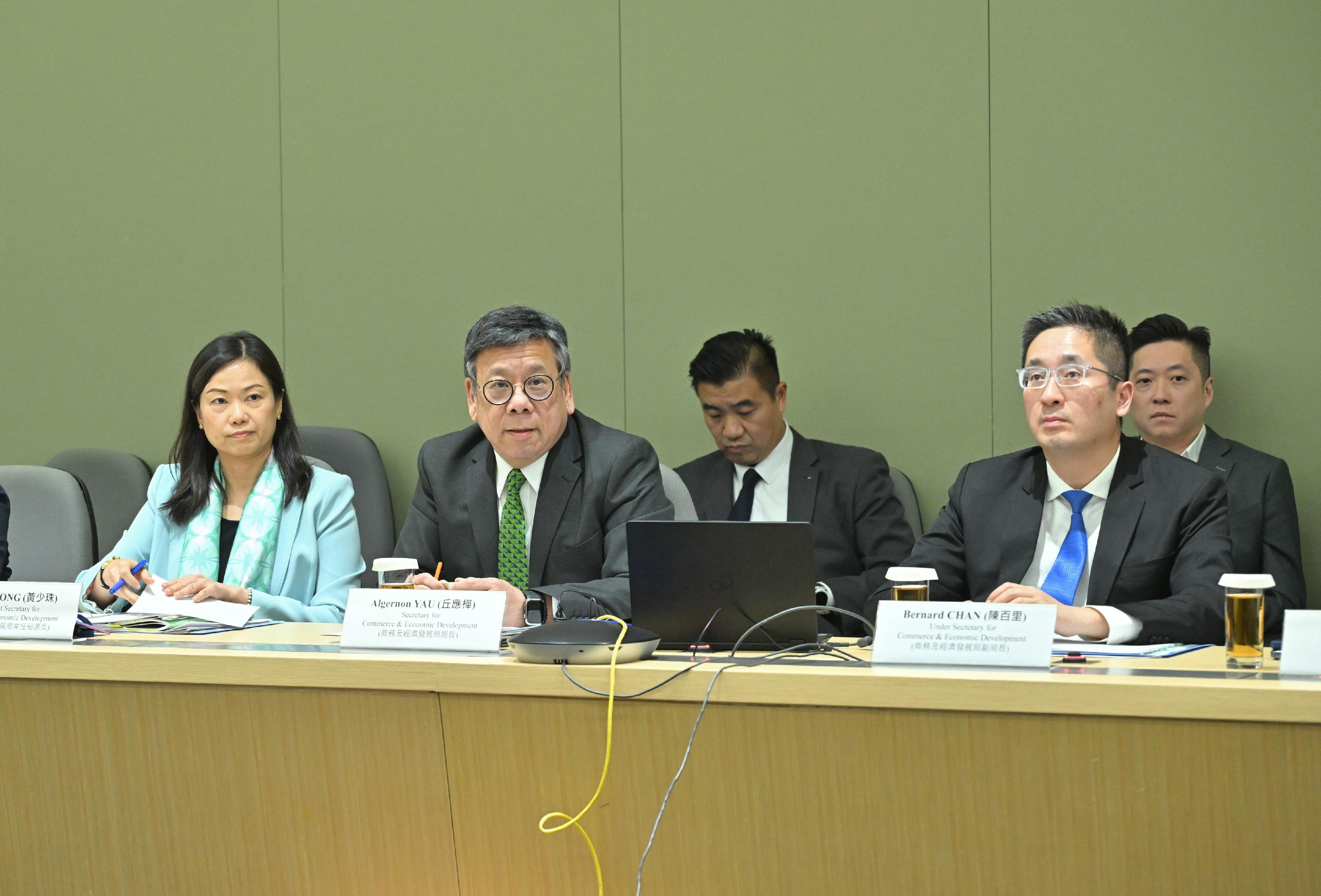 商務及經濟發展局局長丘應樺（前排中）今日（十月二日）在工業貿易諮詢委員會會議，向委員介紹《行政長官2025年施政報告》中有關推動經貿發展和支援中小企業的主要措施。商務及經濟發展局常任秘書長黃少珠（前排左）和商務及經濟發展局副局長陳百里博士（前排右）亦有出席會議。