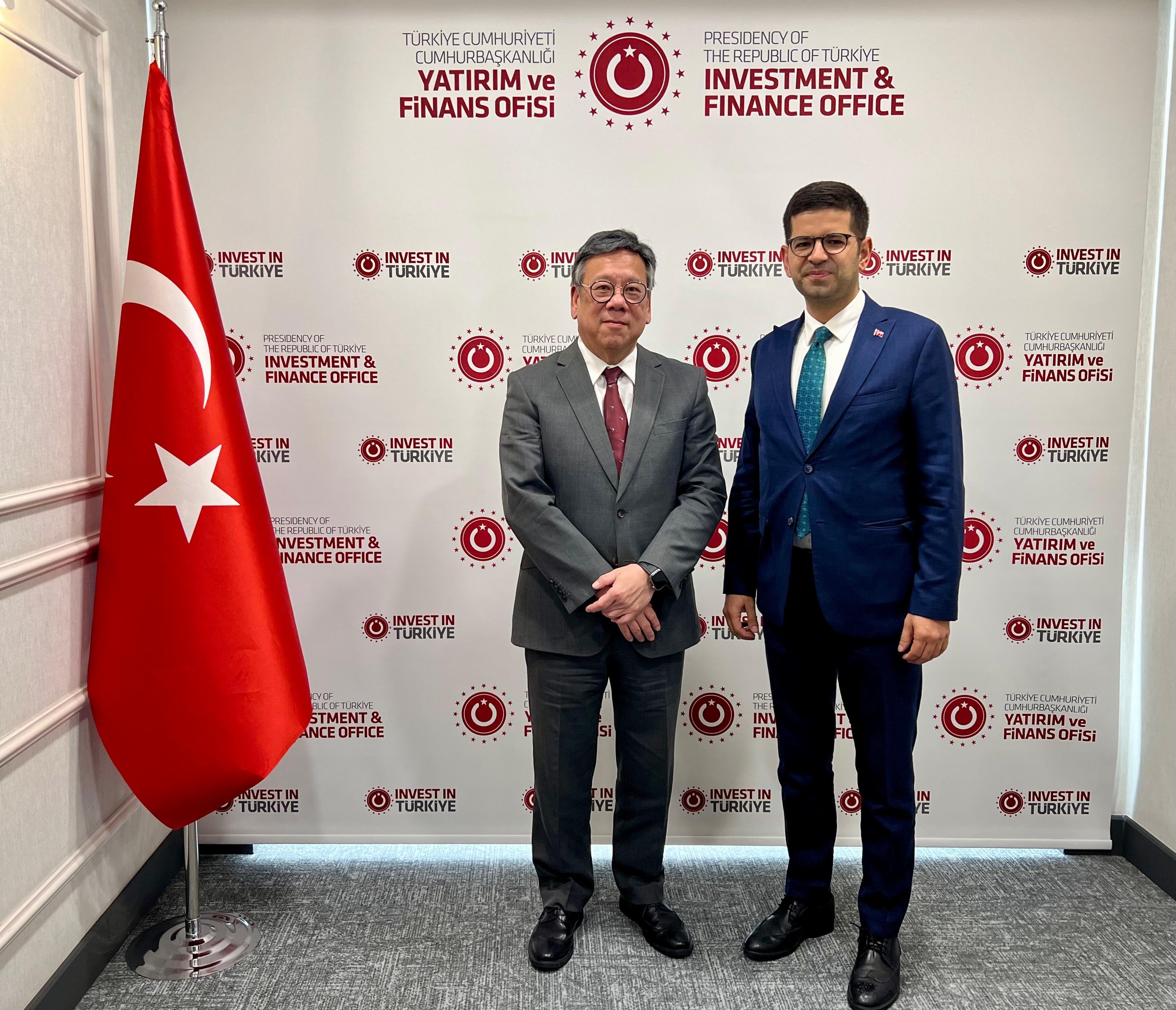 The Secretary for Commerce and Economic Development, Mr Algernon Yau, on his visit to Istanbul, Türkiye, on October 20 (Istanbul time) promoted Hong Kong's unparalleled advantages and its role as a springboard to foster two-way investment and trade with a view to strengthening the partnership between Hong Kong and Türkiye. Photo shows Mr Yau (left) and the President of the Investment and Finance Office of the Presidency of the Republic of Türkiye, Mr A Burak Dağlıoğlu (right), after a meeting.