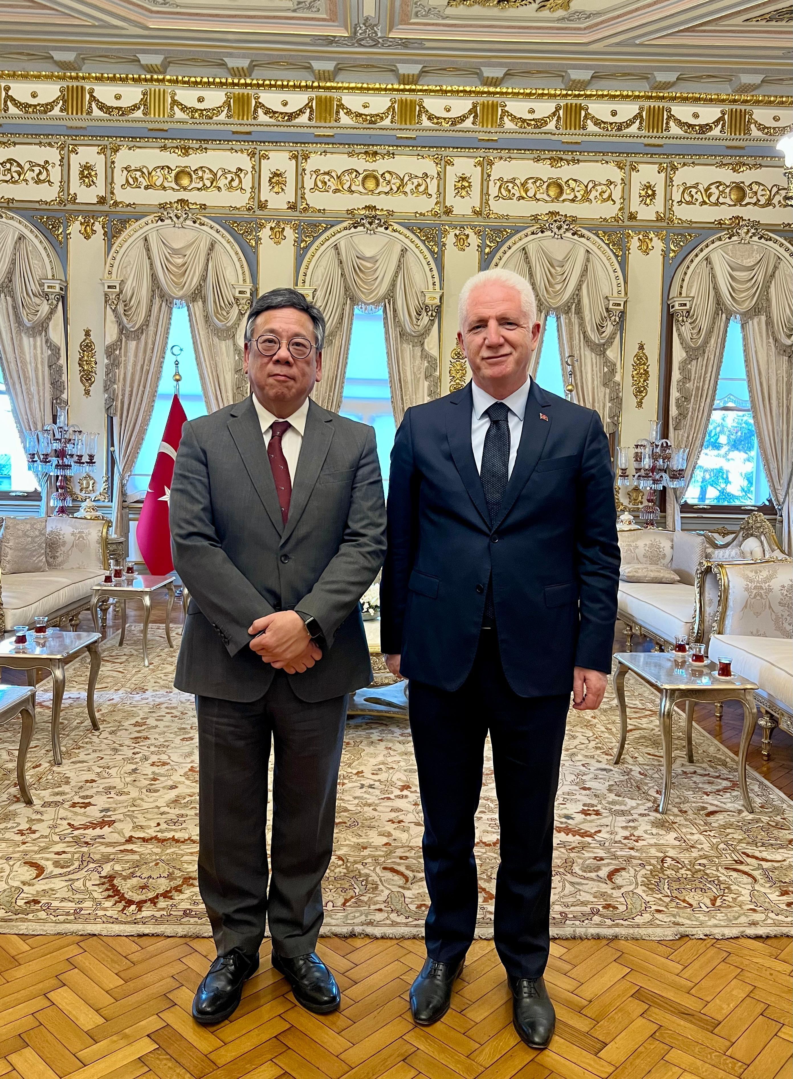 The Secretary for Commerce and Economic Development, Mr Algernon Yau, on his visit to Istanbul, Türkiye, on October 20 (Istanbul time) promoted Hong Kong's unparalleled advantages and its role as a springboard to foster two-way investment and trade with a view to strengthening the partnership between Hong Kong and Türkiye. Photo shows Mr Yau (left) paying a courtesy call on the Governor of Istanbul, Mr Davut Gül (right), to give him an update on Hong Kong's latest developments in various fields and exchange views on business and trade collaboration between Hong Kong and Türkiye to forge closer bilateral ties.
