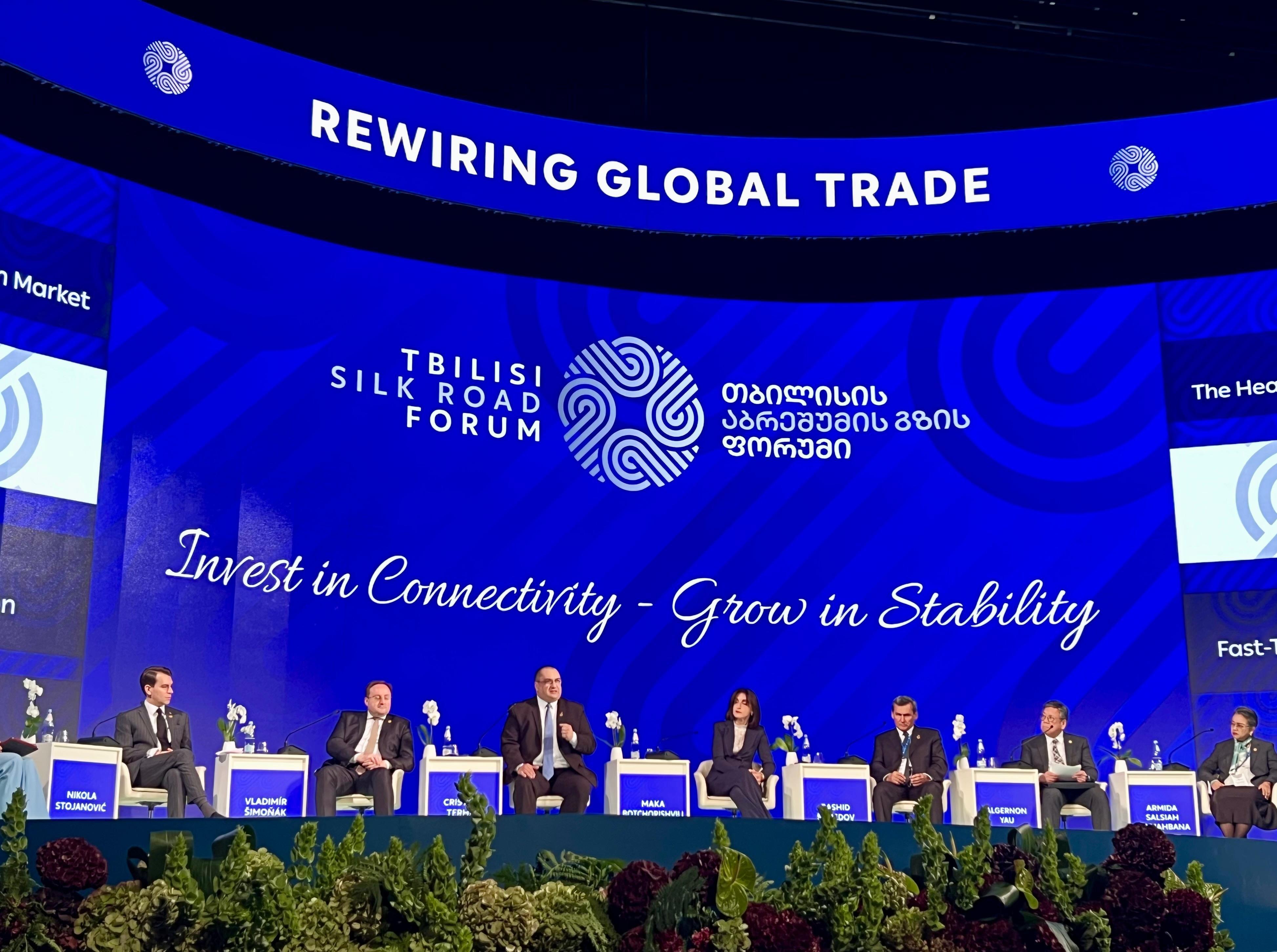 商務及經濟發展局局長丘應樺十月二十二日（第比利斯時間）在格魯吉亞第比利斯出席第五屆第比利斯絲綢之路國際論壇。圖示丘應樺（右二）出席題為「重塑全球貿易」的專題討論環節。