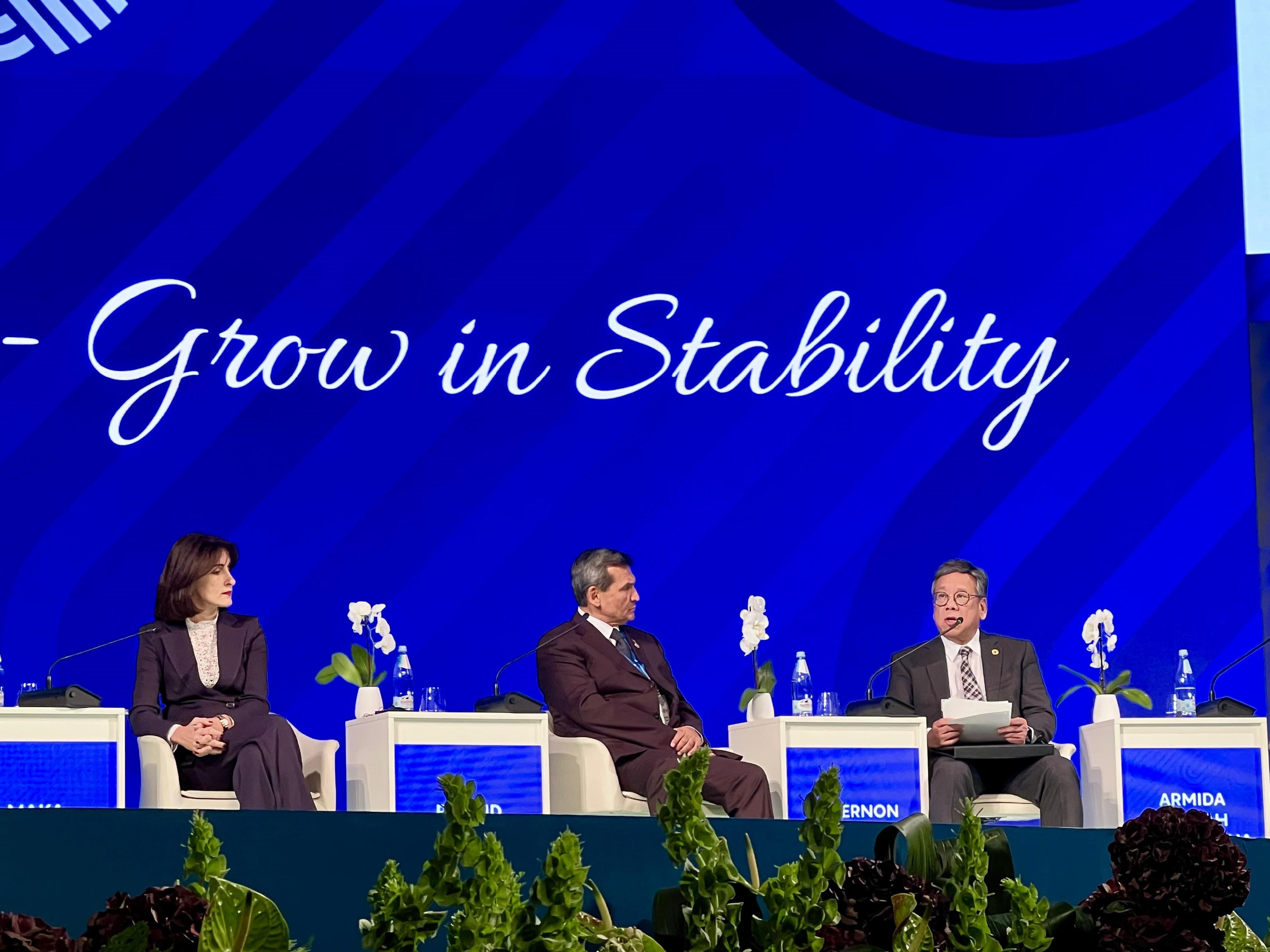 商務及經濟發展局局長丘應樺十月二十二日（第比利斯時間）在格魯吉亞第比利斯出席第五屆第比利斯絲綢之路國際論壇。圖示丘應樺（右）在題為「重塑全球貿易」的專題討論環節上發言，向與會者分享香港以多管齊下的策略，在當前地緣政治急劇變化，以及保護主義、單邊主義和供應鏈重整正重塑全球貿易流向之際，克服挑戰和把握新機遇。