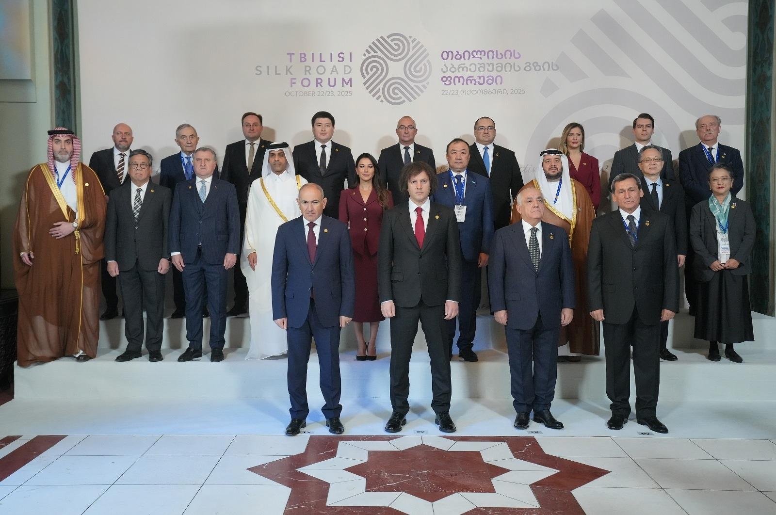 商務及經濟發展局局長丘應樺十月二十二日（第比利斯時間）在格魯吉亞第比利斯出席第五屆第比利斯絲綢之路國際論壇。論壇匯聚逾2 000名來自超過60國的代表，旨在加強東西方合作，並就區域和全球聯通面對的挑戰提出可行方案。圖示丘應樺（第二排左二）與其他主要嘉賓合照。