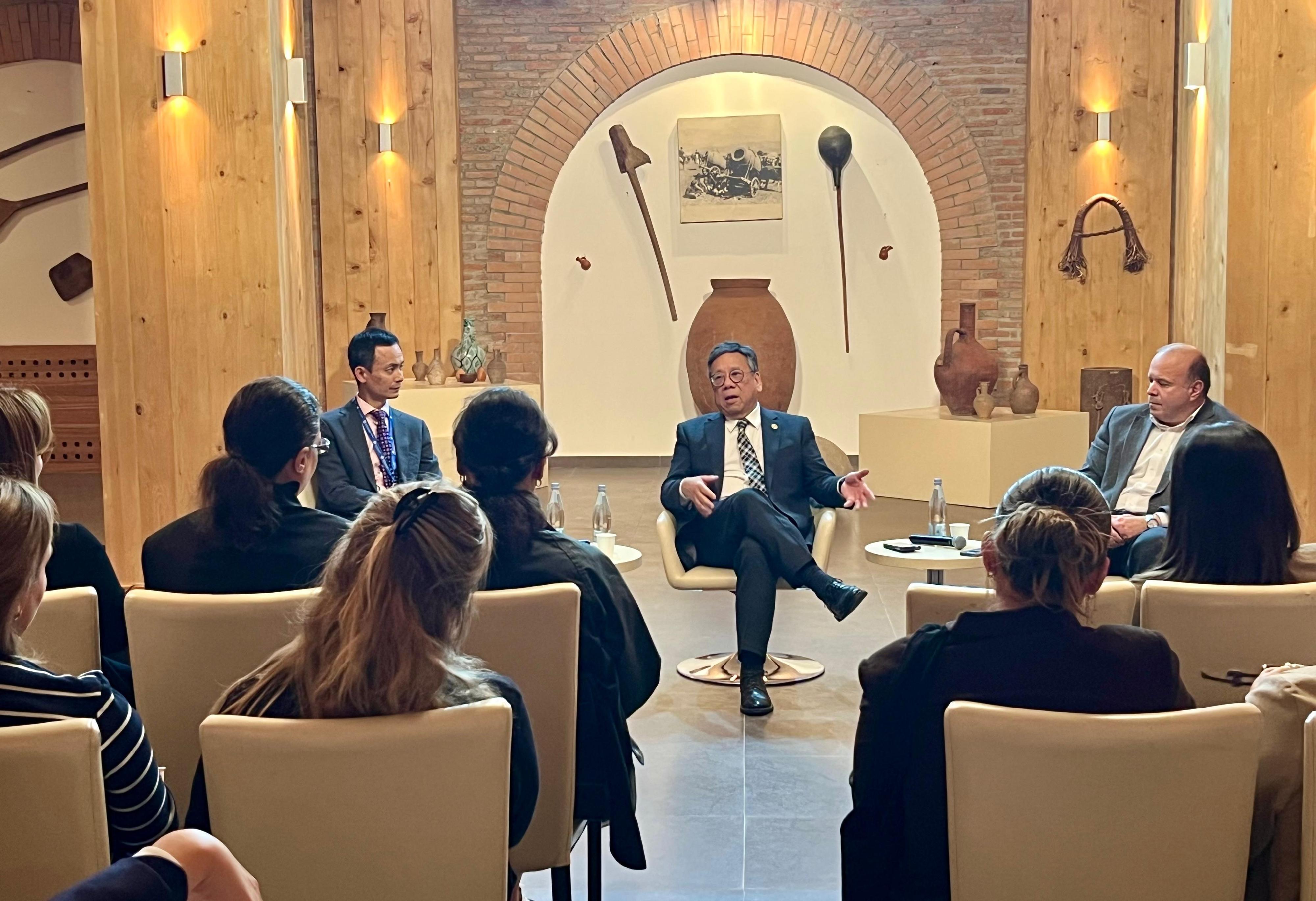 商務及經濟發展局局長丘應樺（中）十月二十二日（第比利斯時間）在格魯吉亞第比利斯與當地葡萄酒業界舉行商業圓桌會議，介紹香港作為葡萄酒及烈酒貿易樞紐的優勢，並探討兩地在葡萄酒和烈酒推廣方面進一步合作。