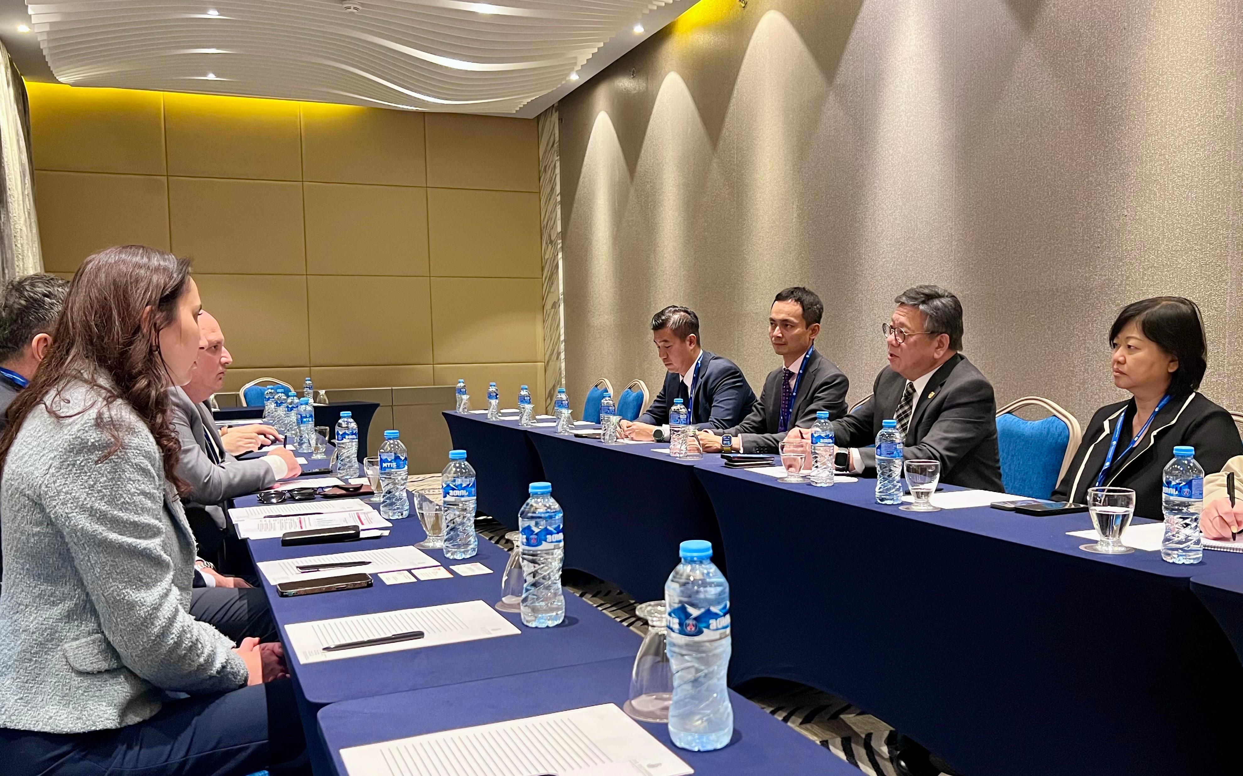 商務及經濟發展局局長丘應樺（右二）十月二十二日（第比利斯時間）在格魯吉亞第比利斯與格魯吉亞工商會的代表會面，介紹香港的最新發展及各項吸引投資和推動經濟發展的措施。香港駐歐洲聯盟特派代表翁佩雯（右一）亦有出席。