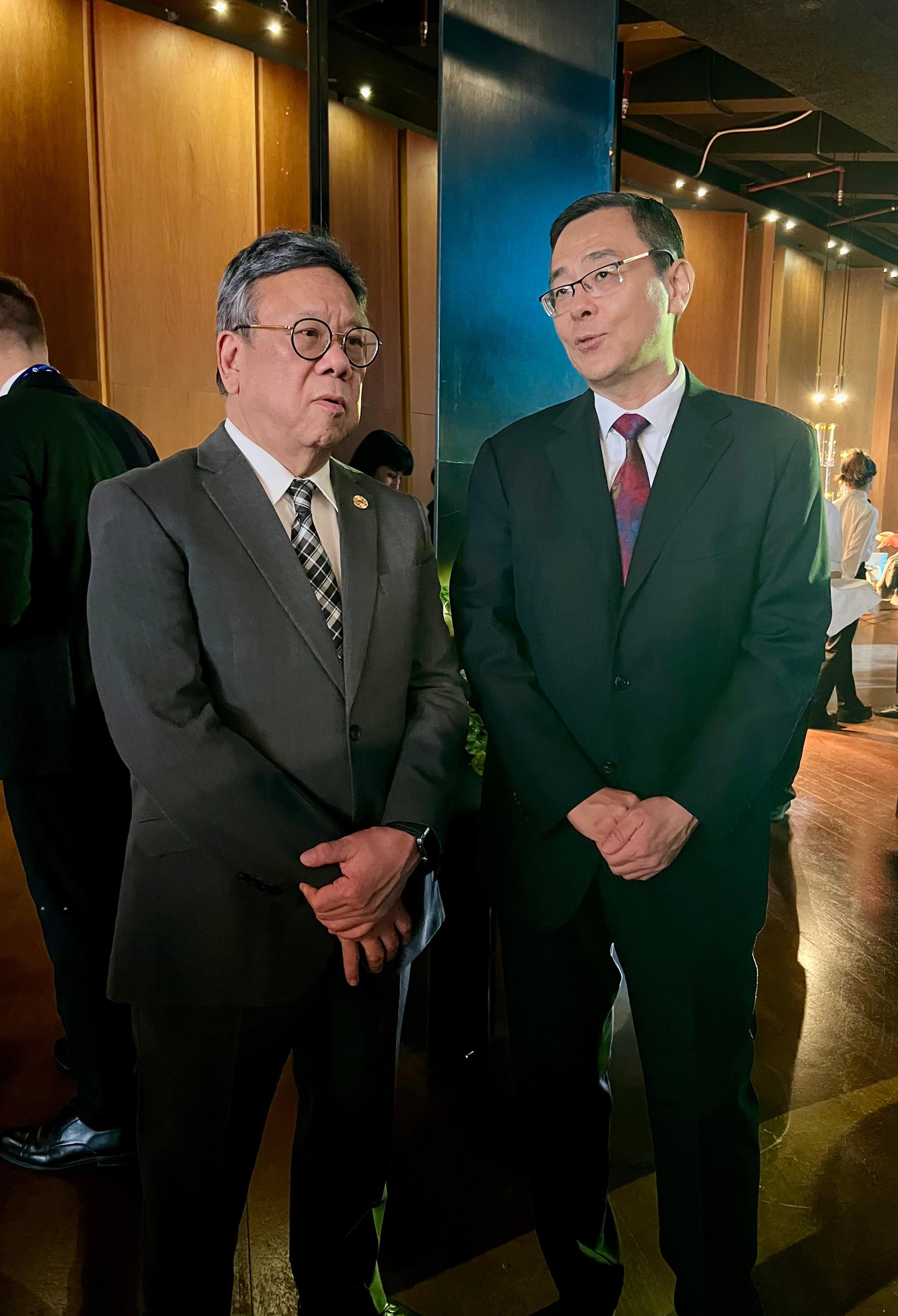 商務及經濟發展局局長丘應樺十月二十二日（第比利斯時間）在格魯吉亞第比利斯出席第五屆第比利斯絲綢之路國際論壇。圖示丘應樺（左）十月二十一日（第比利斯時間）抵埗後出席論壇歡迎酒會，期間與中華人民共和國駐格魯吉亞特命全權大使周謙（右）交流。