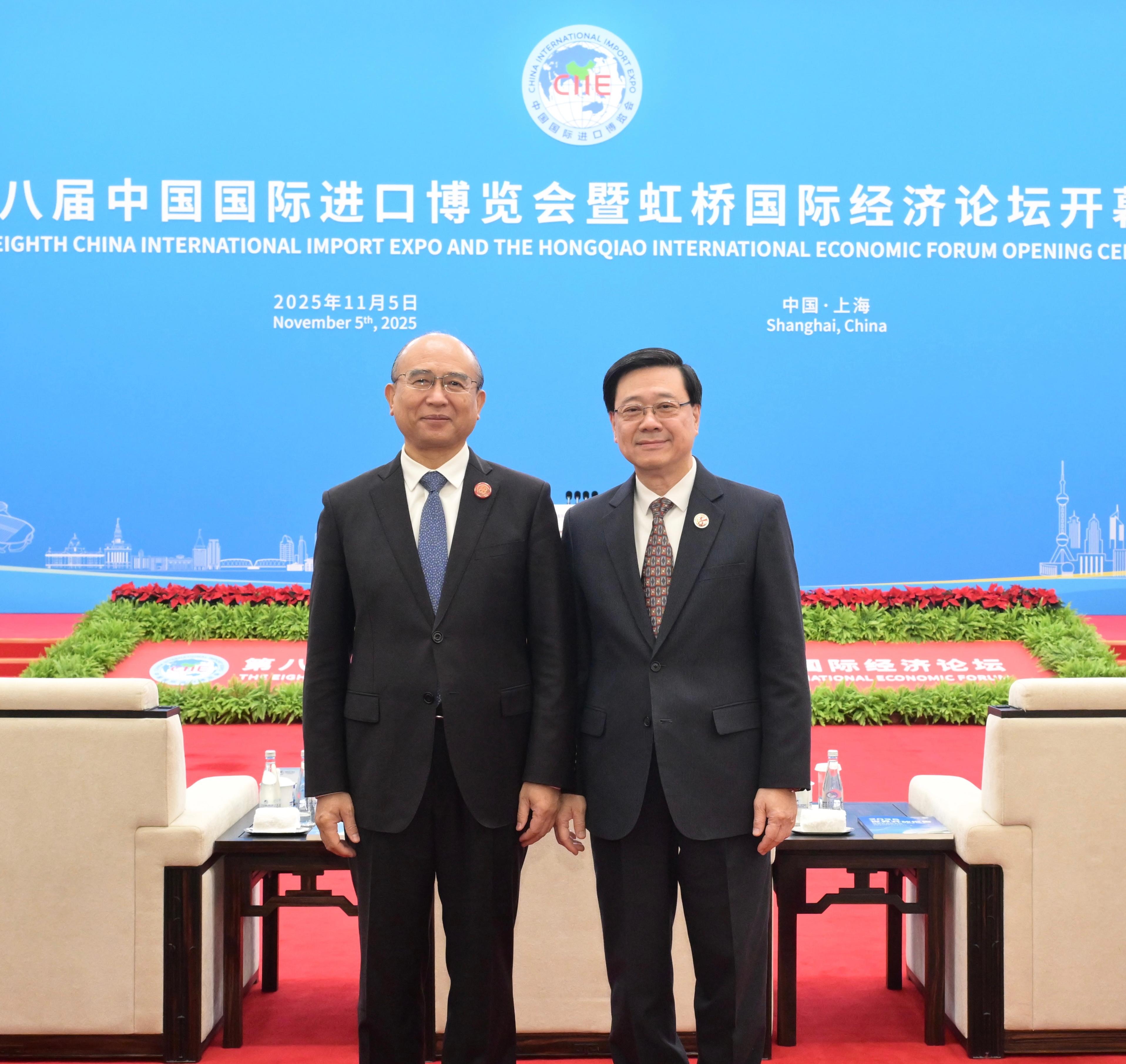 The Chief Executive, Mr John Lee, attended the eighth China International Import Expo and the Hongqiao International Economic Forum Opening Ceremony in Shanghai today (November 5). Photo shows Mr Lee (right) and the Secretary of the CPC Heilongjiang Provincial Committee, Mr Xu Qin (left) at the ceremony.