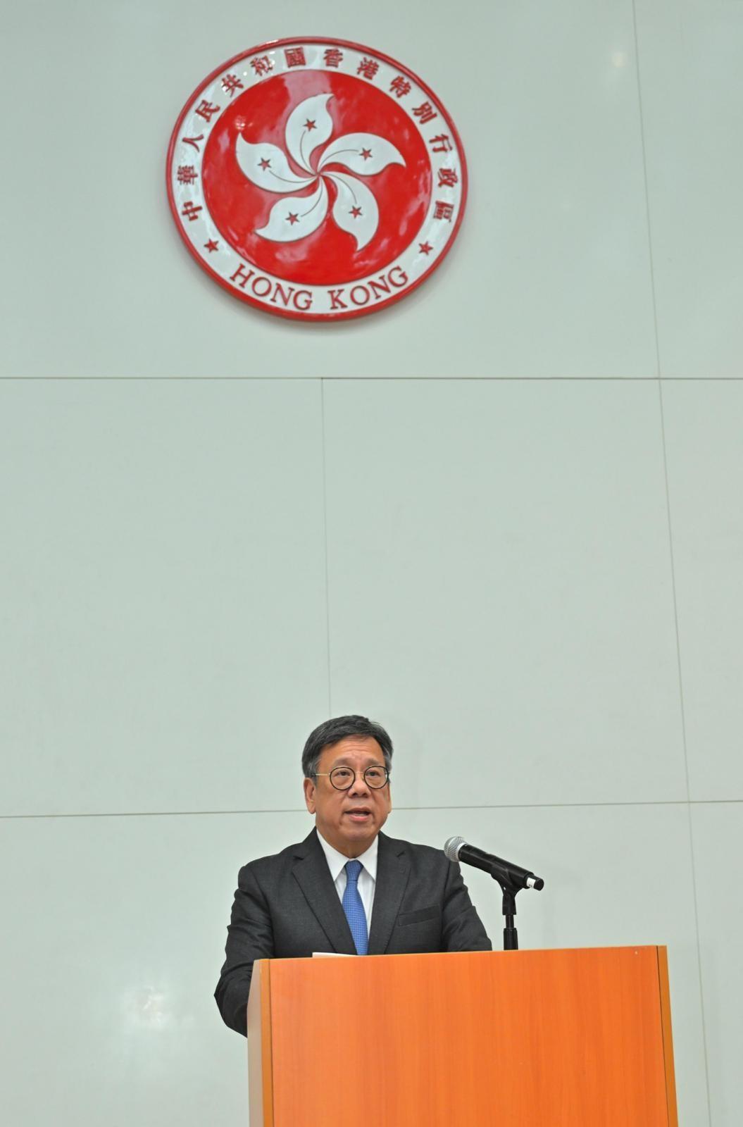 商务及经济发展局局长丘应桦今日（十一月十一日）举行酒会，向行政会议成员、中央人民政府驻香港特别行政区（特区）联络办公室官员、中华人民共和国外交部驻香港特区特派员公署官员、驻港领事和商会、主要贸易组织及文化艺术界的代表，以及相关政府委员会的成员，介绍香港驻海外经济贸易办事处及内地办事处持续推广香港多元优势和机遇的工作。图示丘应桦于酒会上致辞。