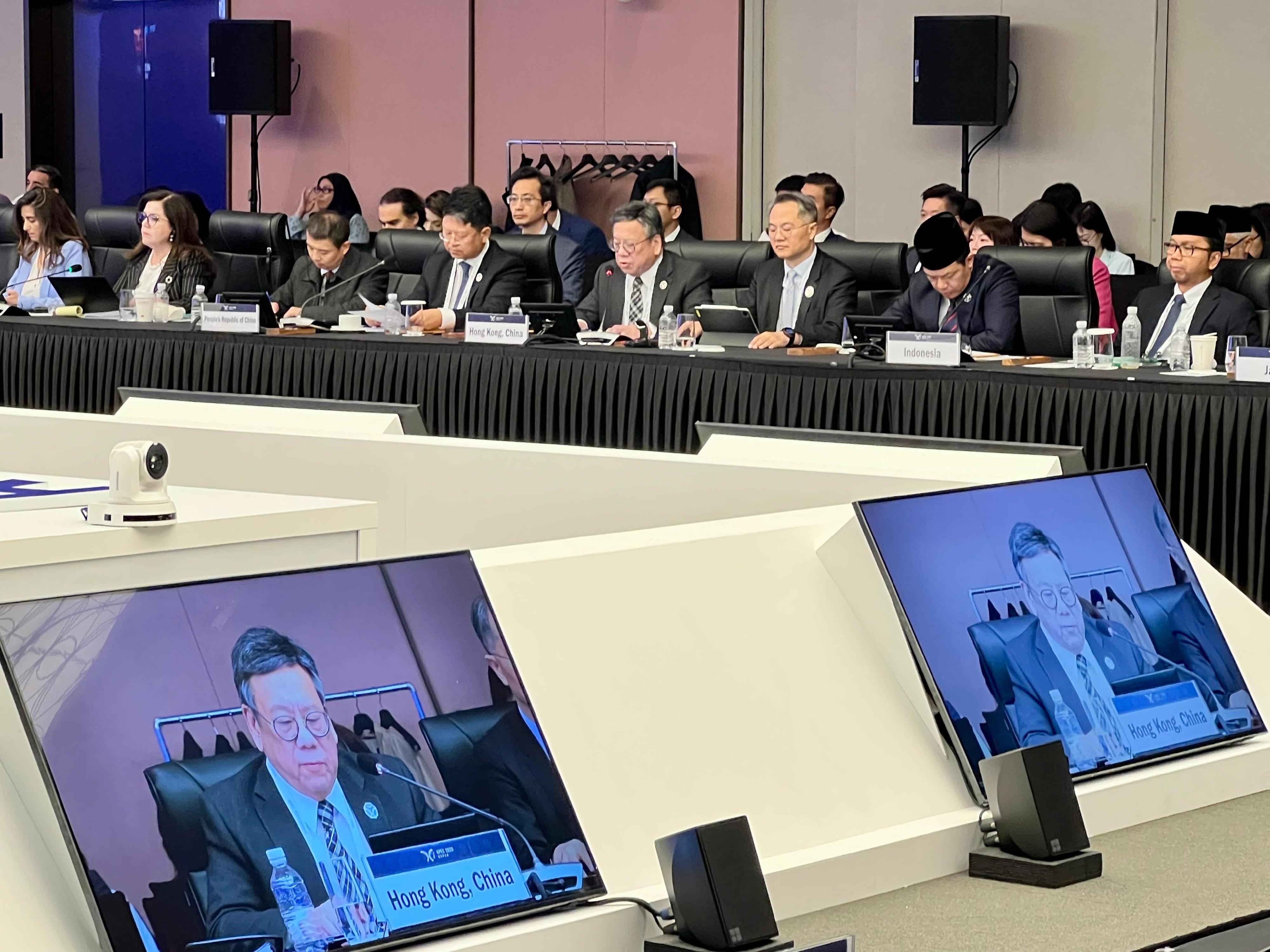 The Secretary for Commerce and Economic Development, Mr Algernon Yau (front row, fourth right), speaks at a discussion session entitled "Innovate and Prosper" at the 36th Asia-Pacific Economic Cooperation Ministerial Meeting in Gyeongju, Korea, today (October 30). The Director-General of Trade and Industry, Mr Aaron Liu (front row, third right) also attended the discussion session.