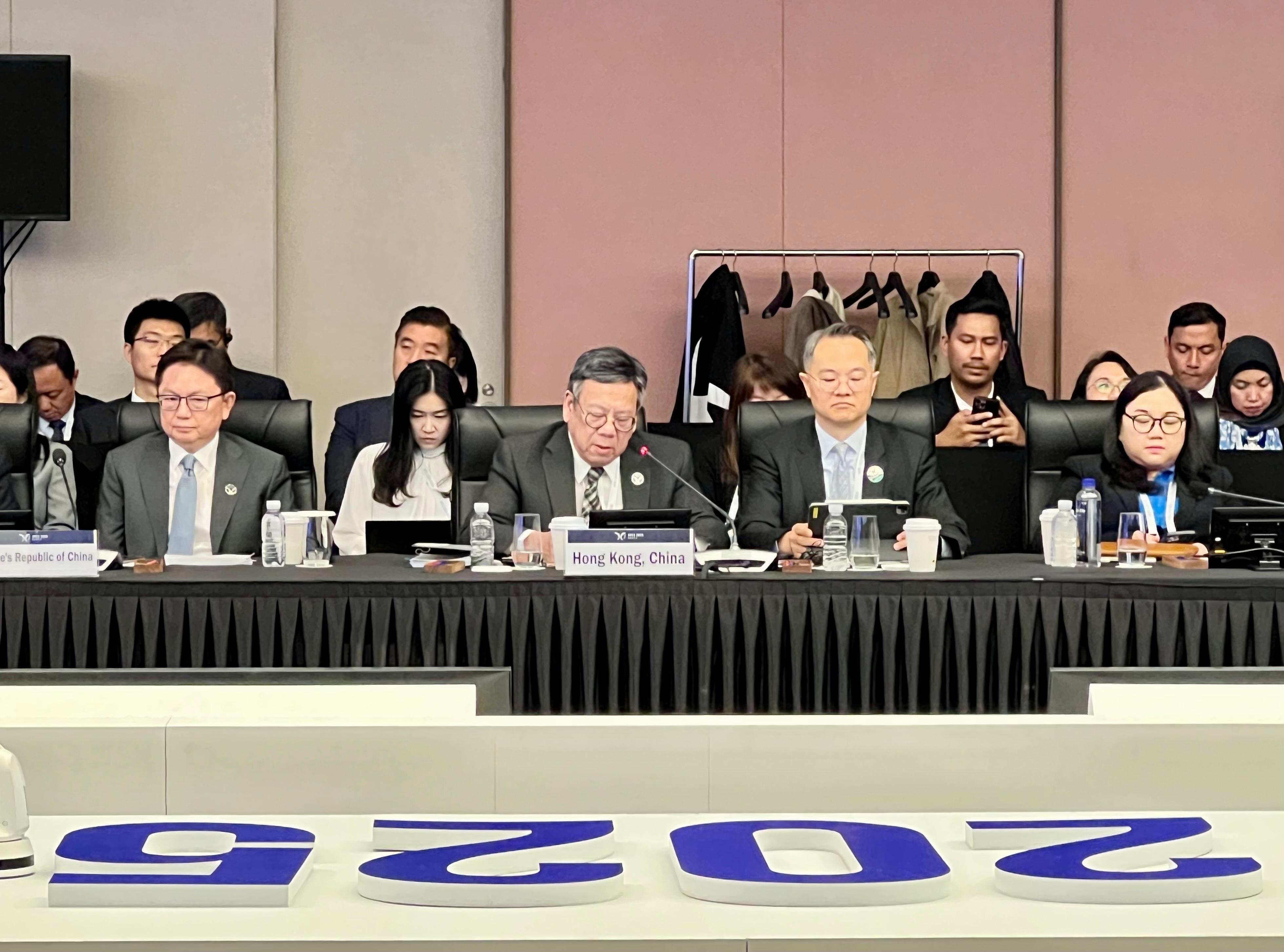 The Secretary for Commerce and Economic Development, Mr Algernon Yau (front row, second left), speaks at a discussion session entitled "Connect" at the 36th Asia-Pacific Economic Cooperation Ministerial Meeting in Gyeongju, Korea, today (October 30). Looking on is the Director-General of Trade and Industry, Mr Aaron Liu (front row, second right).