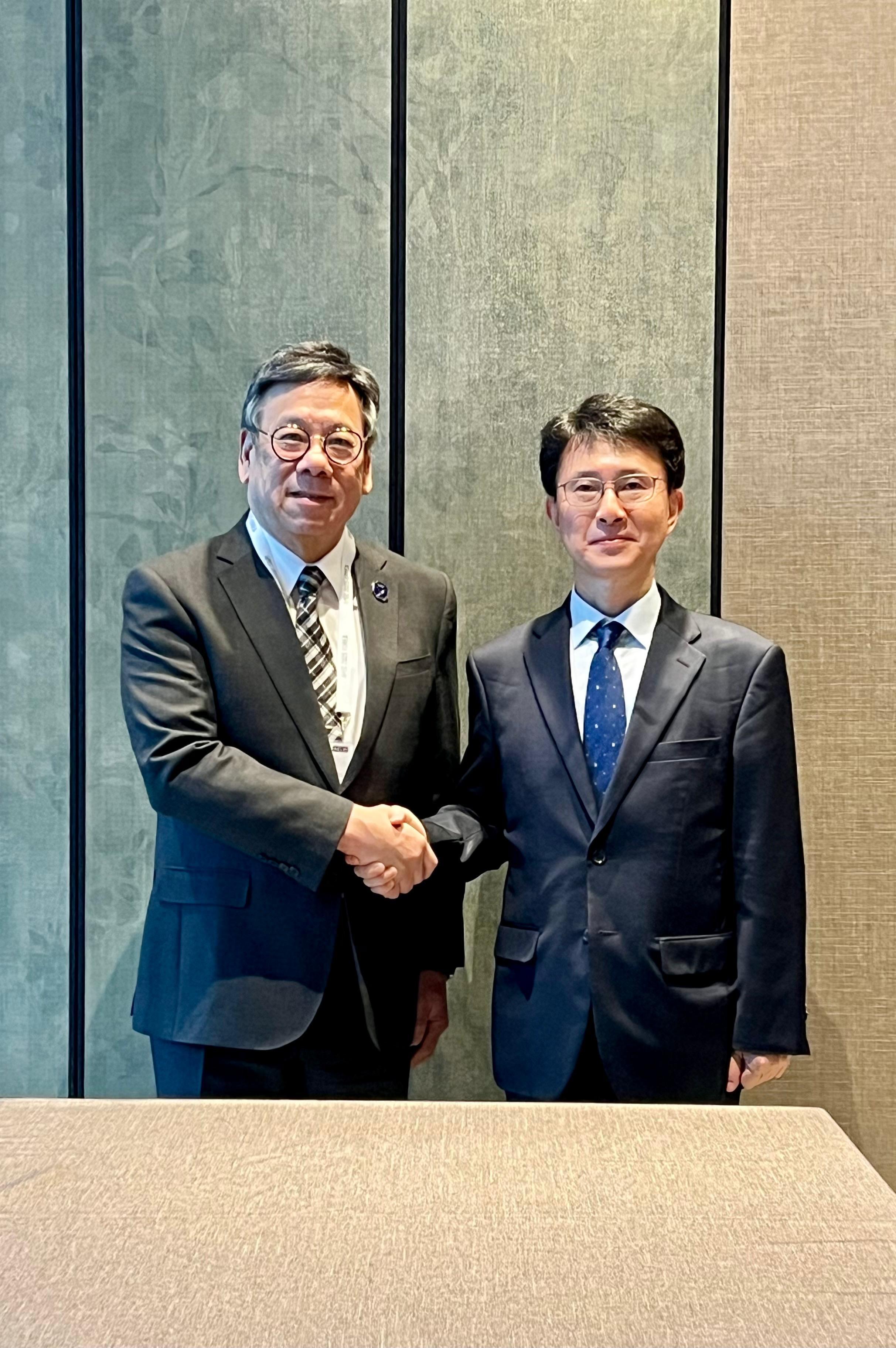 The Secretary for Commerce and Economic Development, Mr Algernon Yau (left), meets with the Deputy Minister for Trade of Korea, Mr Park Jong-won (right), on the sidelines of the 36th Asia-Pacific Economic Cooperation Ministerial Meeting in Gyeongju, Korea, today (October 30) to exchange views on issues of mutual concern.