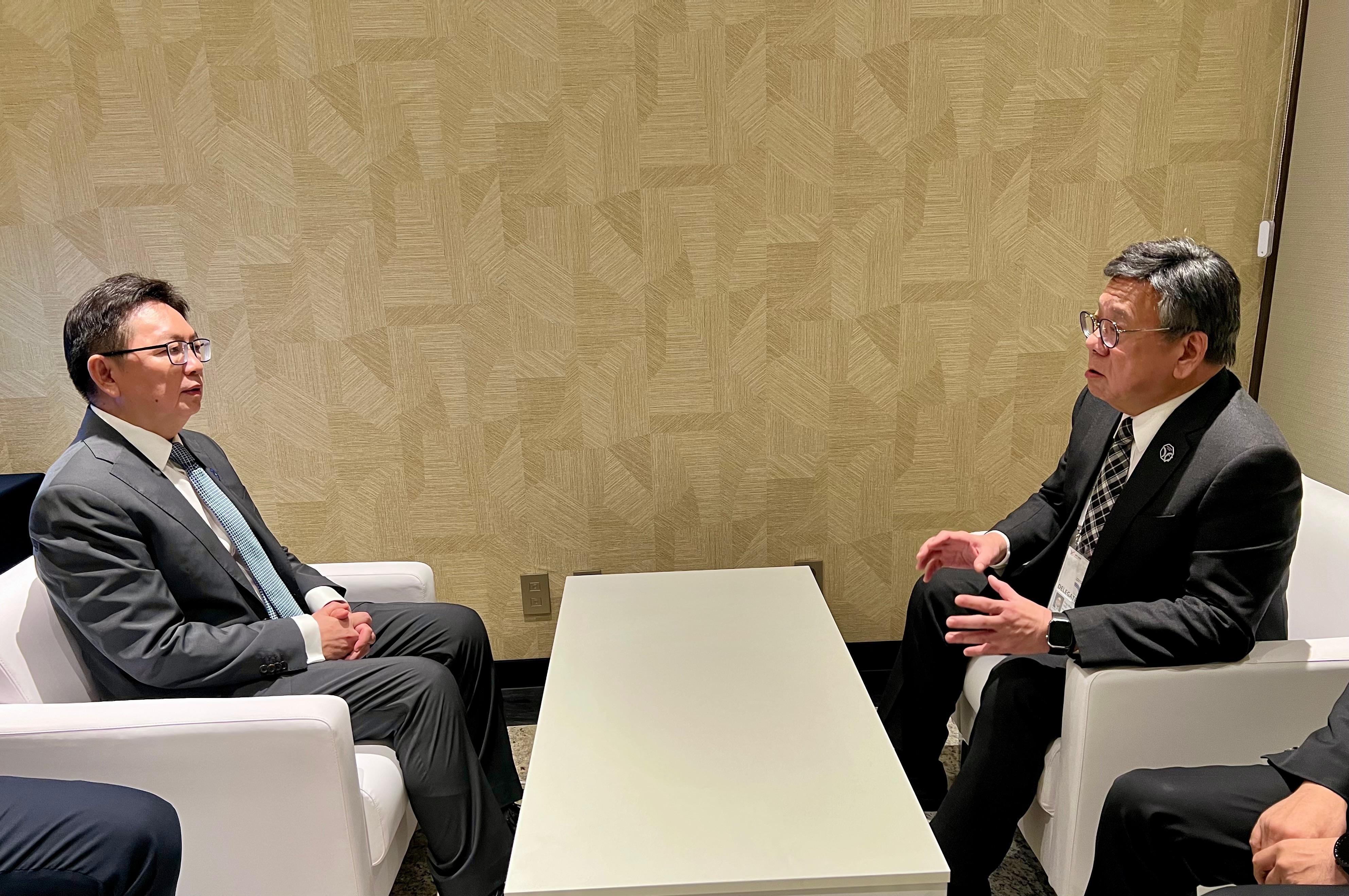 The Secretary for Commerce and Economic Development, Mr Algernon Yau (right), meets with the Vice Minister and Deputy China International Trade Representative of the Ministry of Commerce, Mr Ling Ji (left), on the sidelines of the 36th Asia-Pacific Economic Cooperation Ministerial Meeting in Gyeongju, Korea, today (October 30) to exchange views on issues of mutual concern.