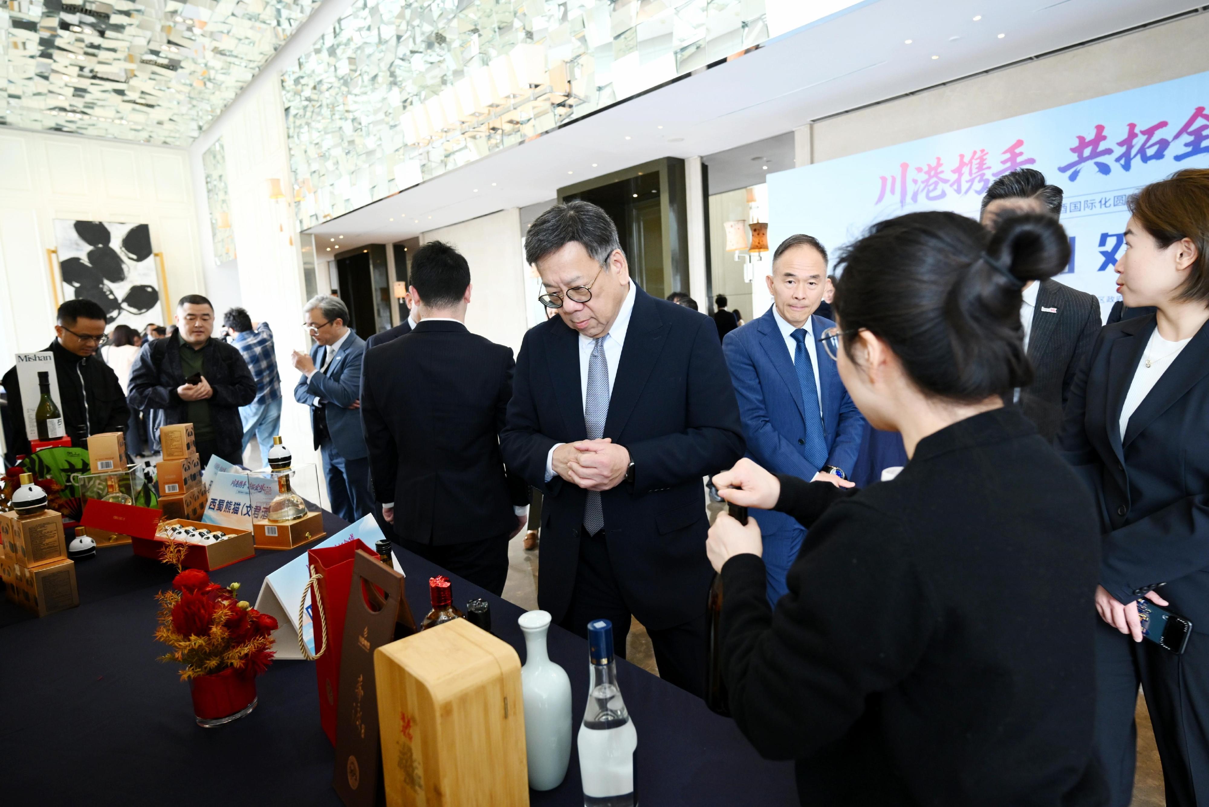 商务及经济发展局局长丘应桦率团访问四川推广烈酒贸易。图示丘应桦（右四）今日（三月二十五日）在四川成都出席川港白酒业界圆桌会议后，参观摊位，并与当地酒业代表交流。