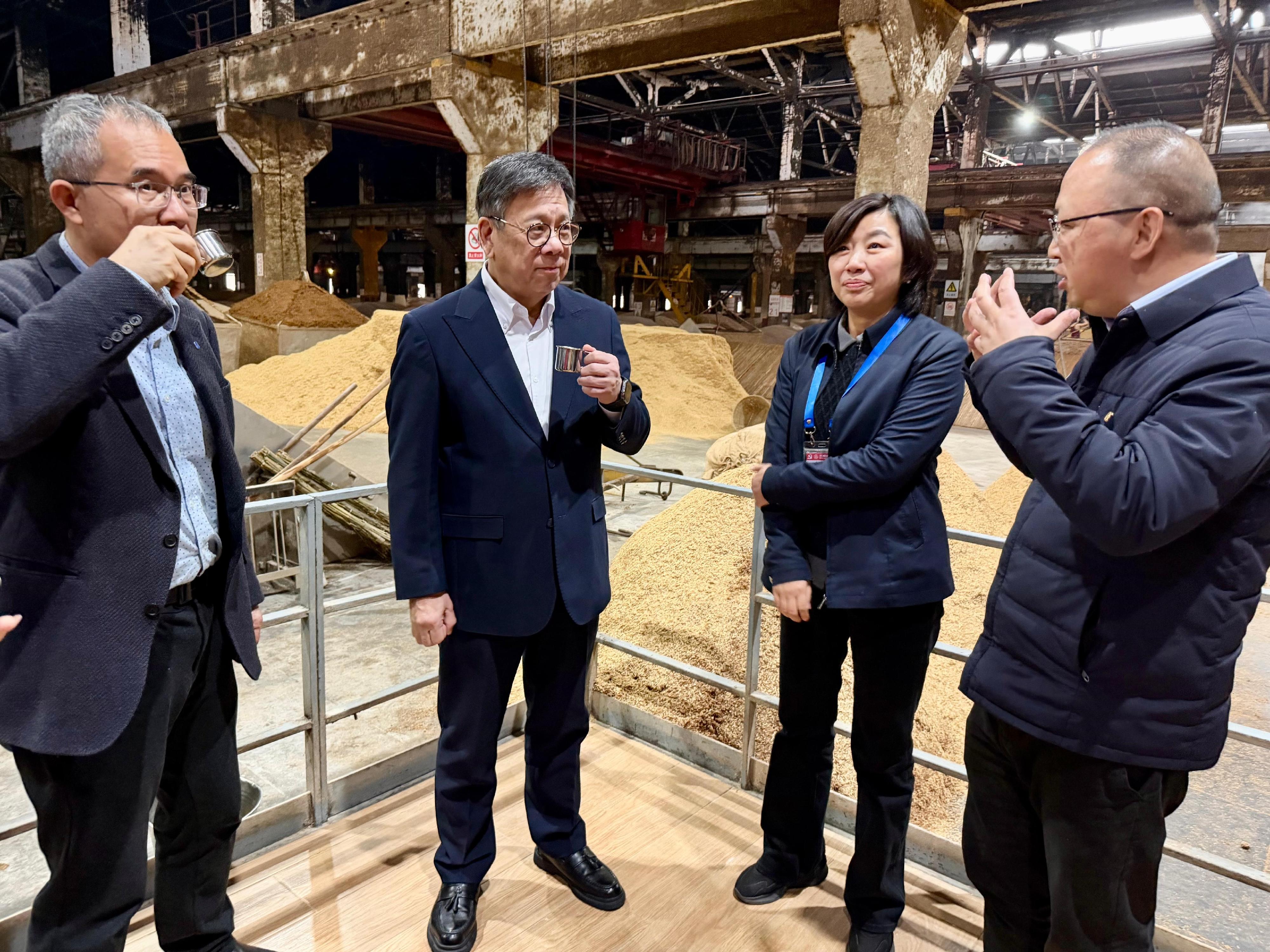 商务及经济发展局局长丘应桦率团访问四川推广烈酒贸易。图示丘应桦（左二）今日（三月二十五日）到访四川宜宾市的五粮液酒厂，与酒厂高层代表交流。